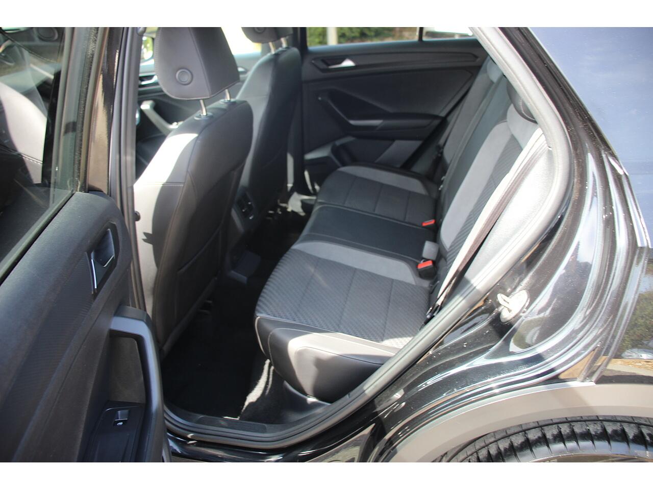 Volkswagen T-Roc view 16