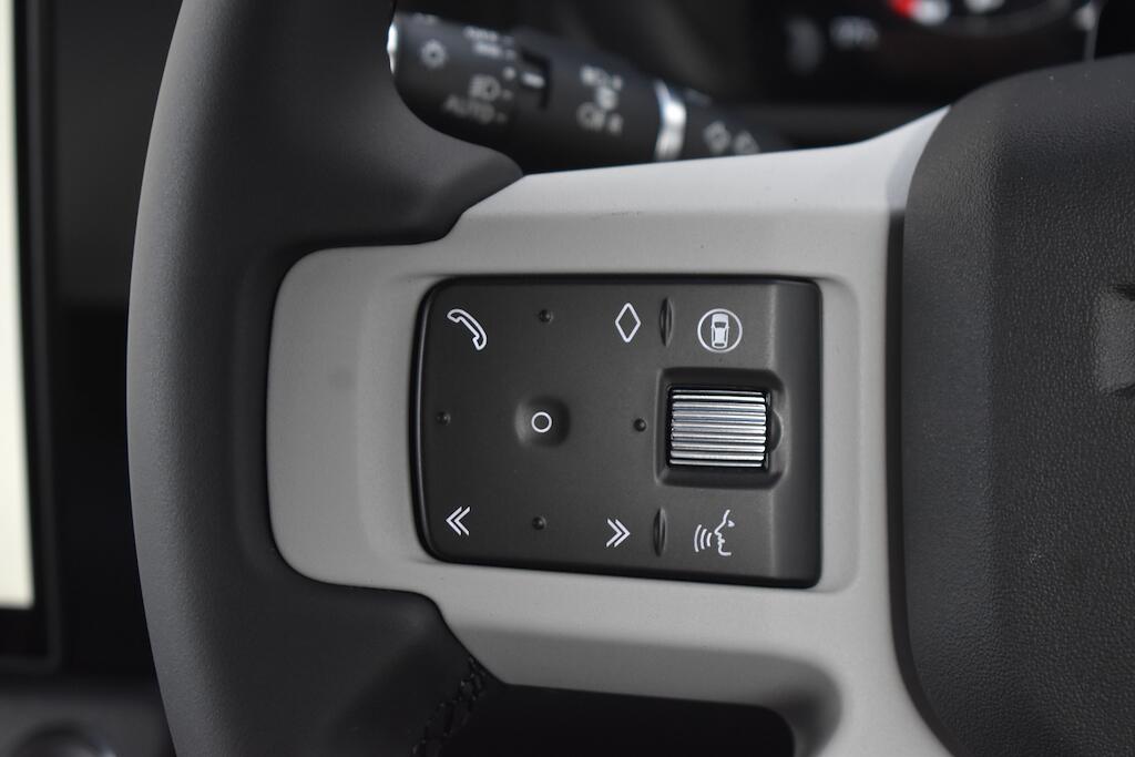 Land Rover Defender 110 view 56