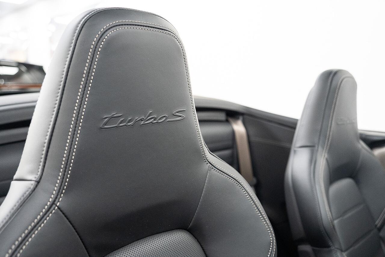 Porsche 911 view 7