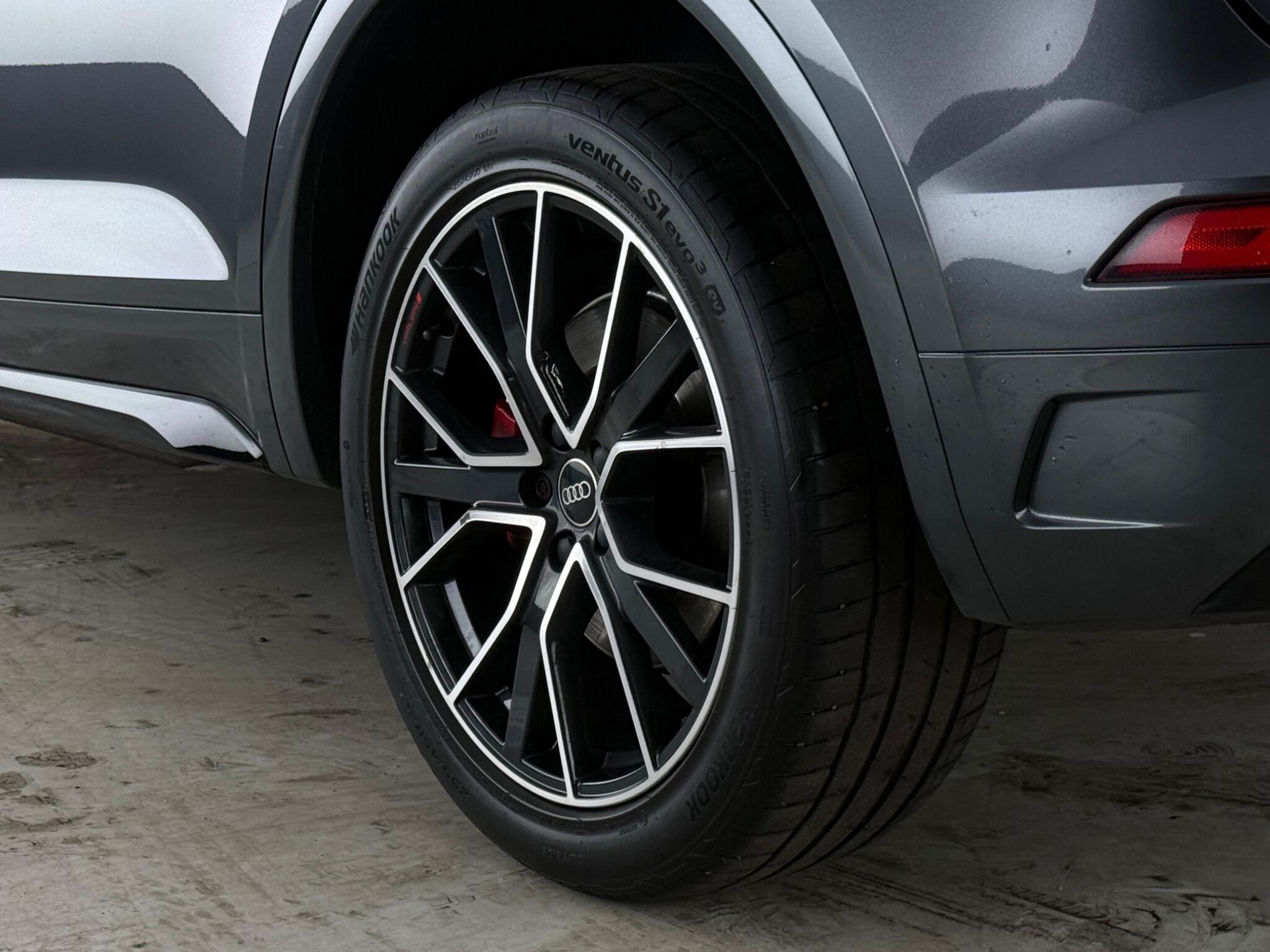 Audi Q5 view 8