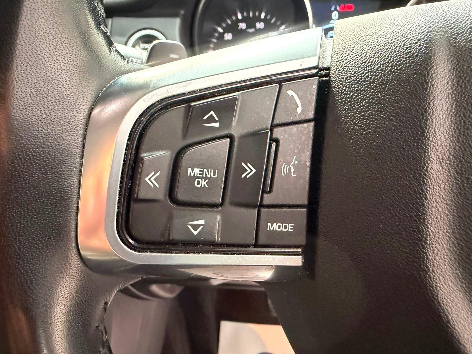 Land Rover Discovery Sport view 16