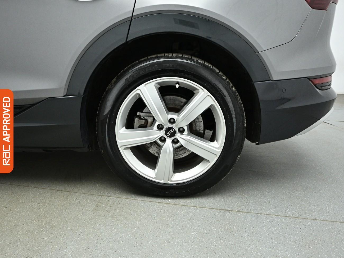 Audi E-Tron view 32