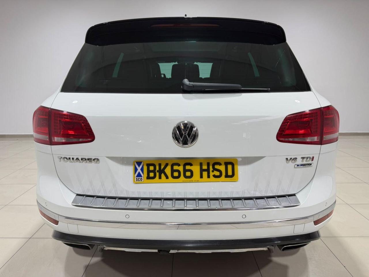 Volkswagen Touareg view 9