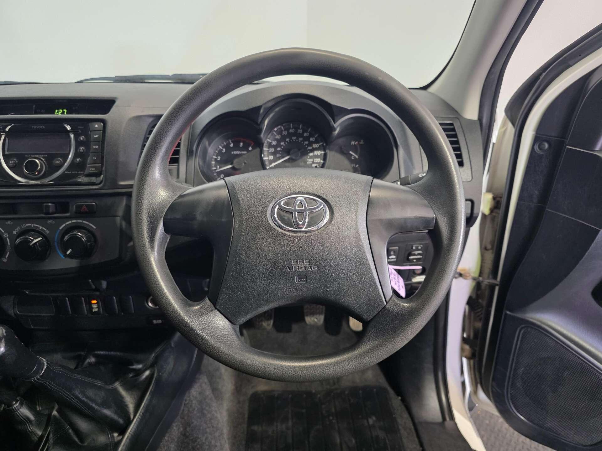 Toyota Hilux view 16