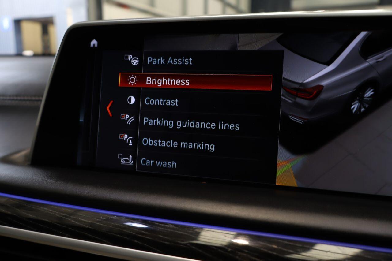 BMW 7 Series view 24