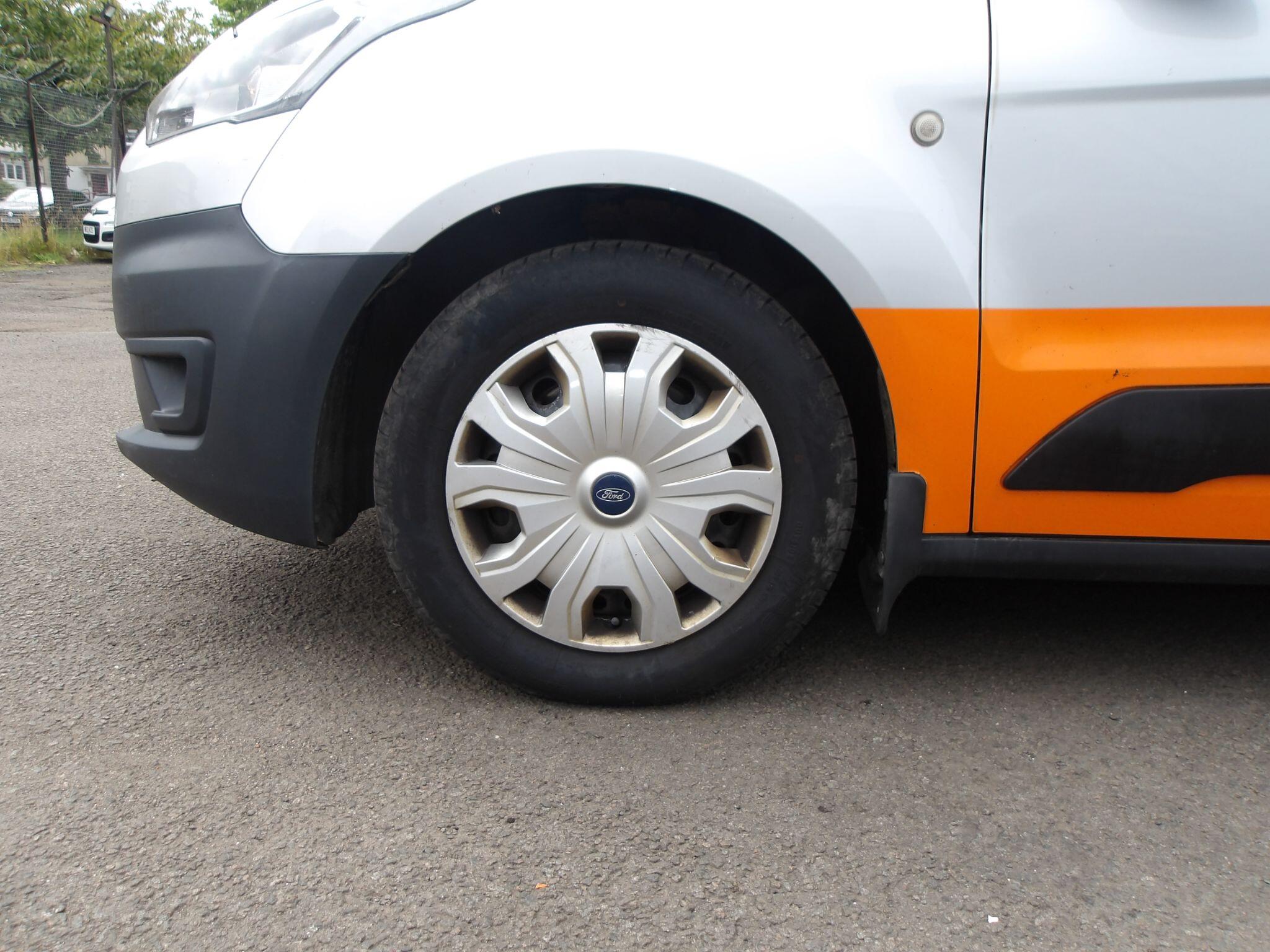 Ford Transit Connect view 15