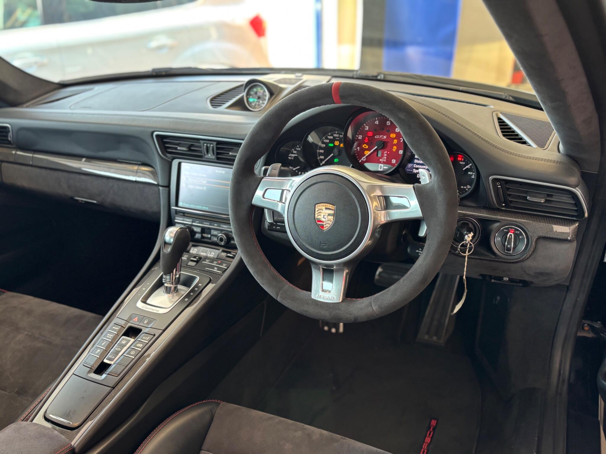 Porsche 911 view 32