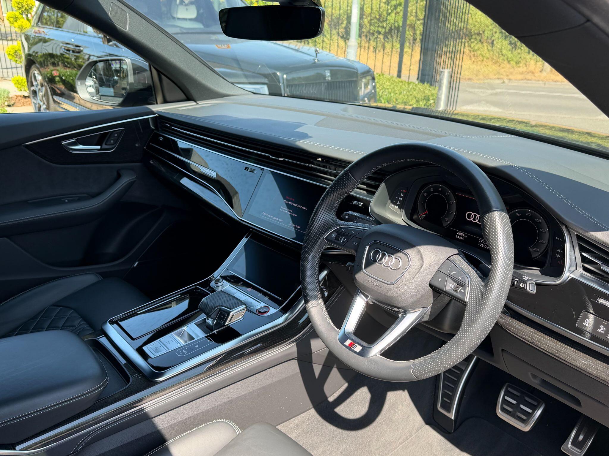 Audi SQ8 view 12