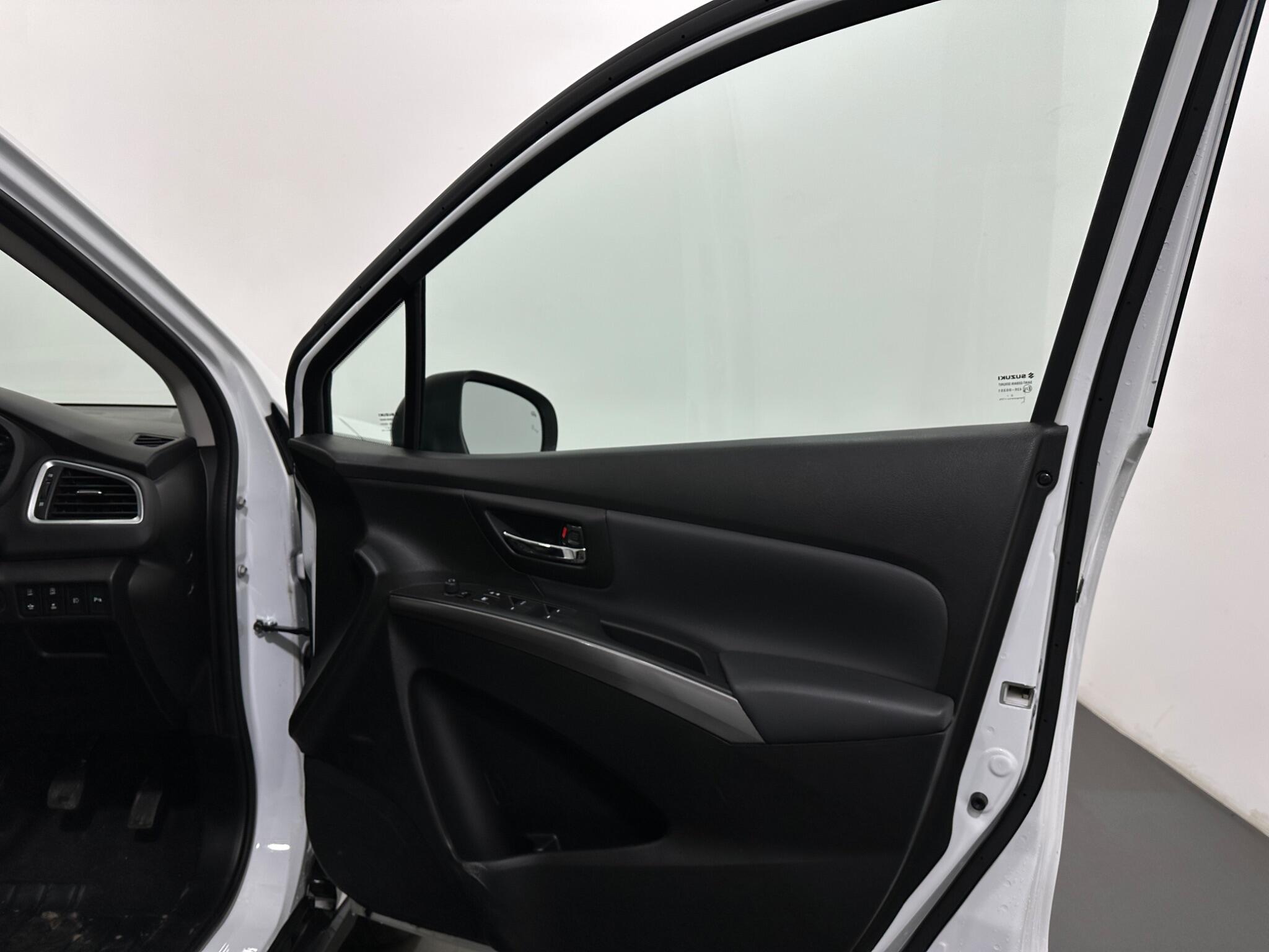 Suzuki S-Cross view 32