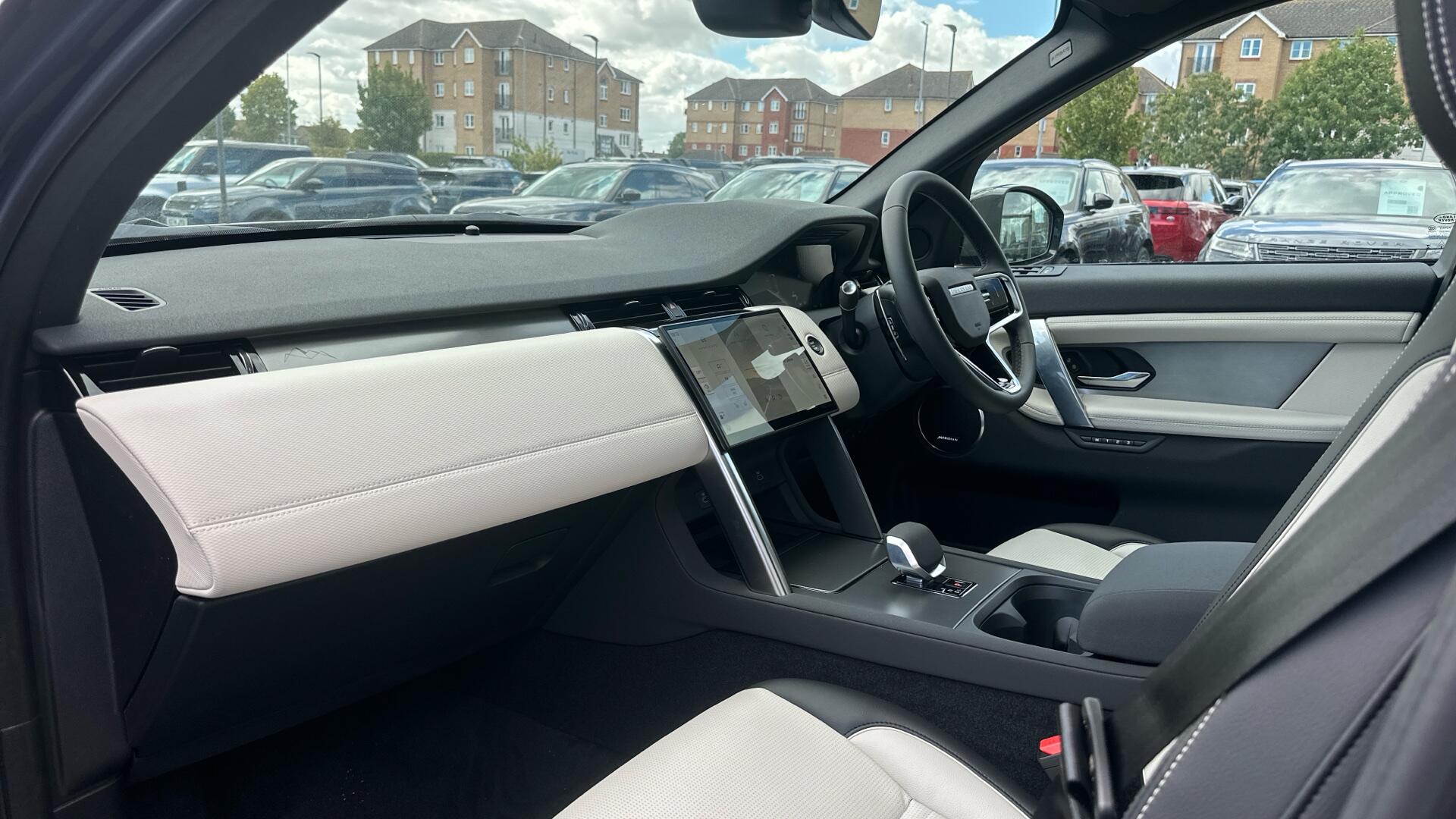 Land Rover Discovery Sport view 10