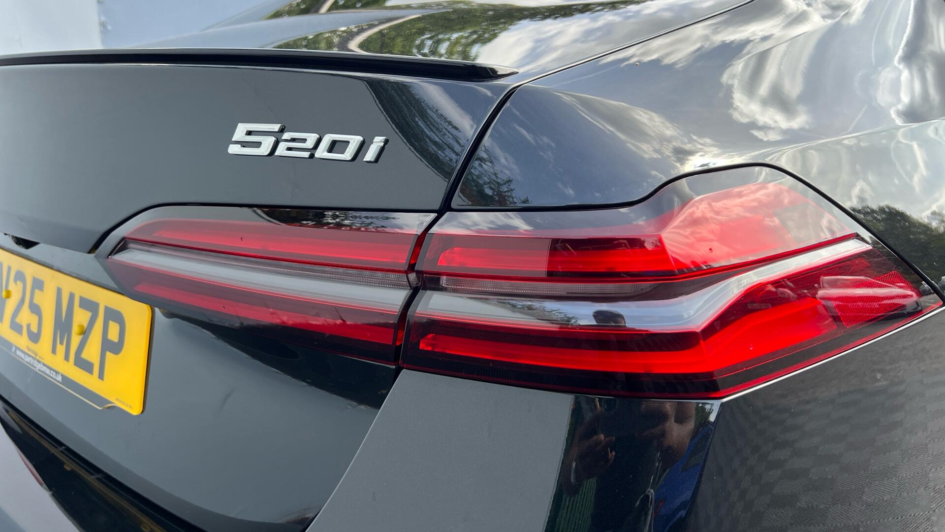 BMW 5 Series view 22