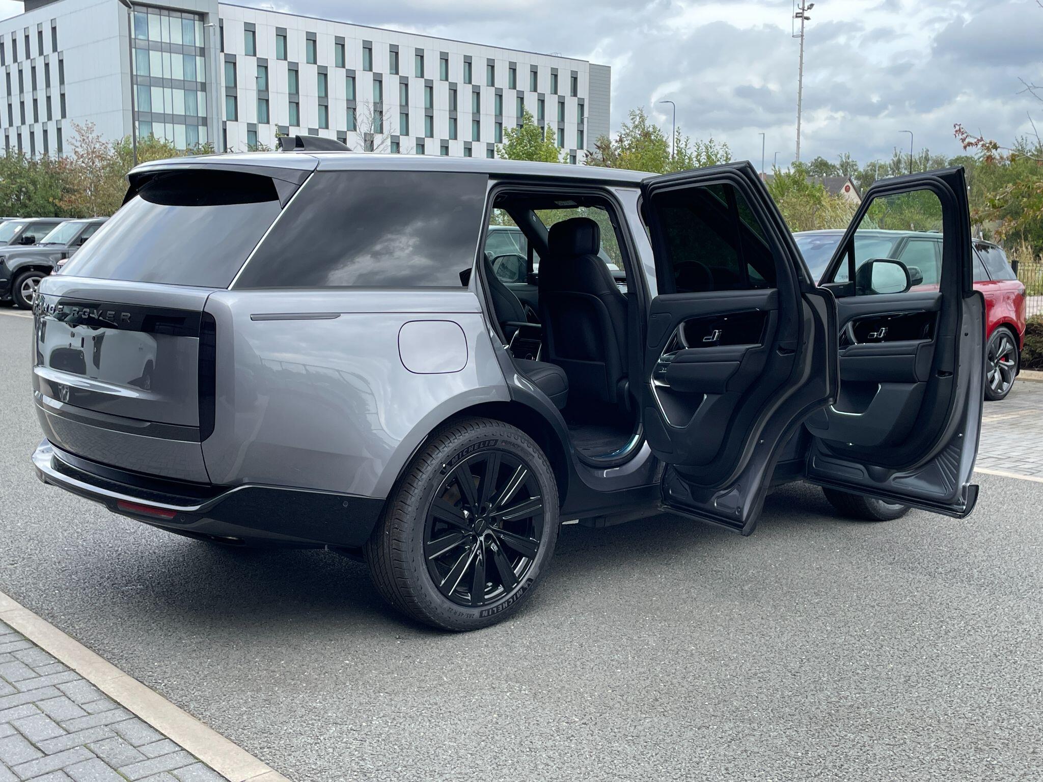 Land Rover Range Rover view 3