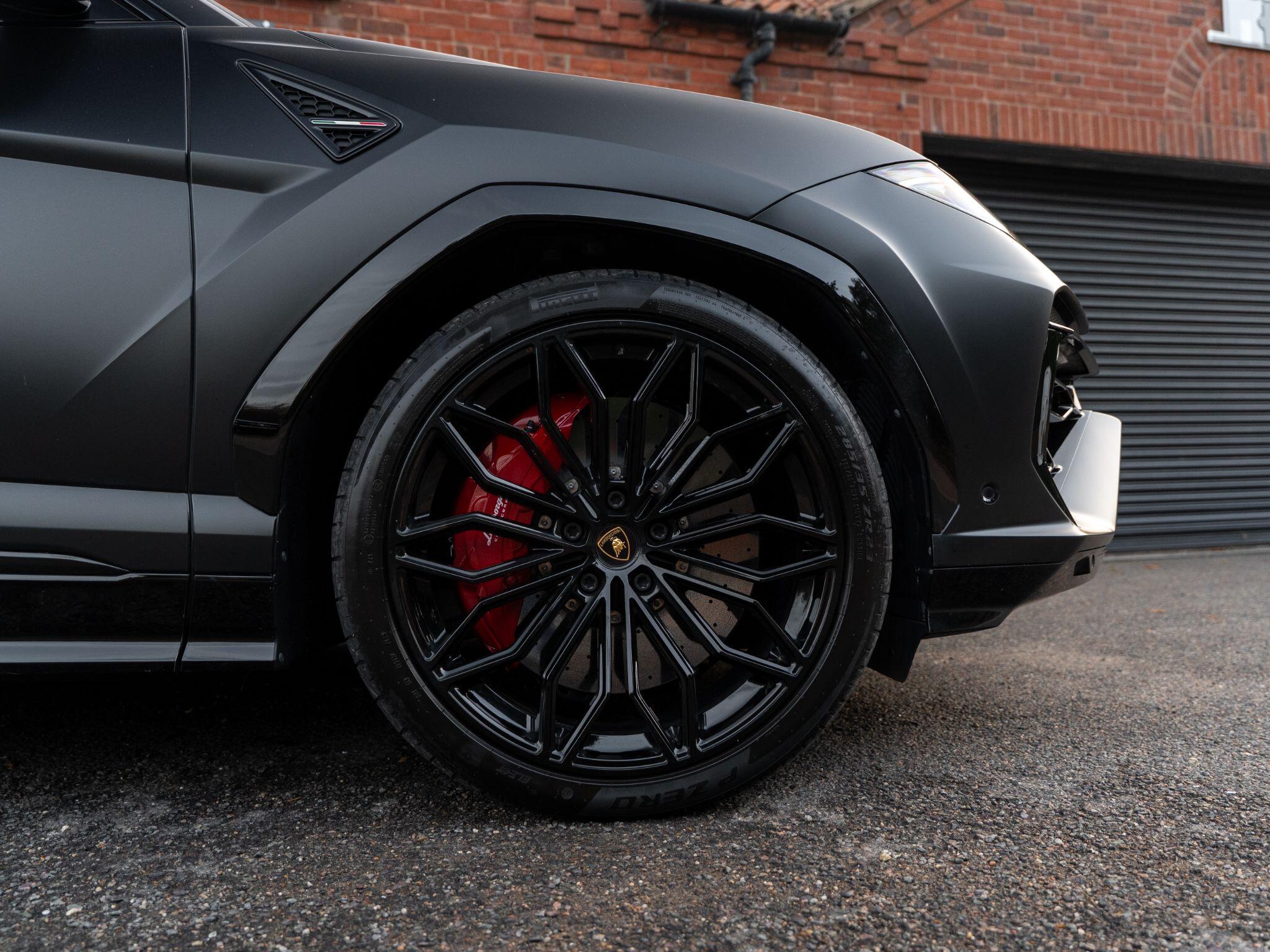 Lamborghini Urus view 31