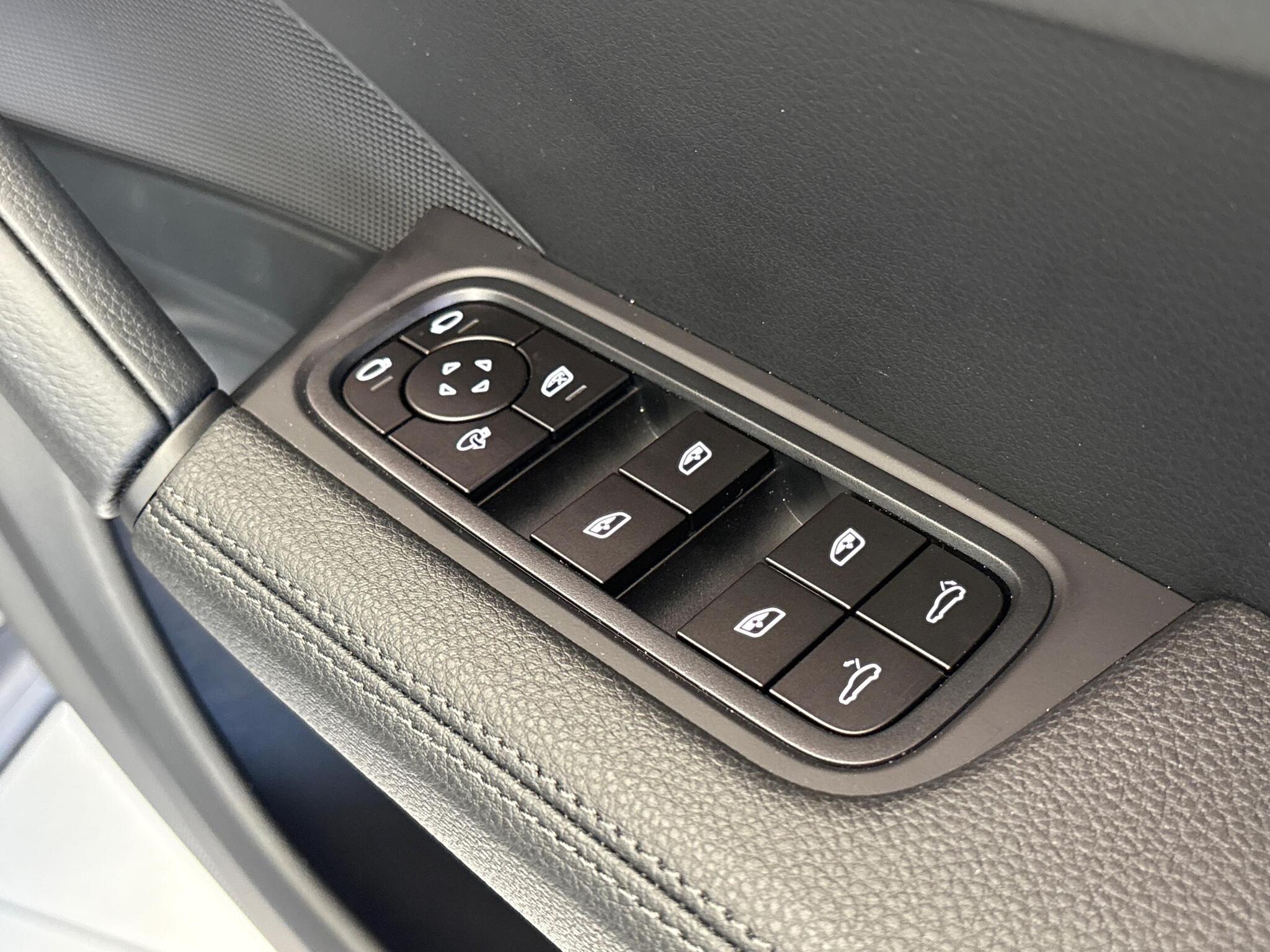 Porsche Cayenne view 33