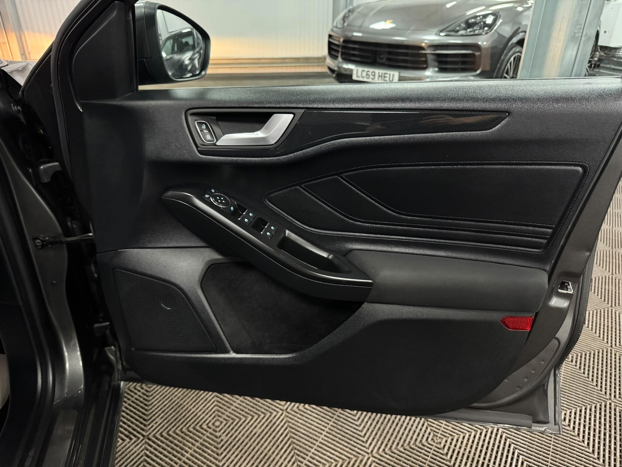 Ford Focus view 36