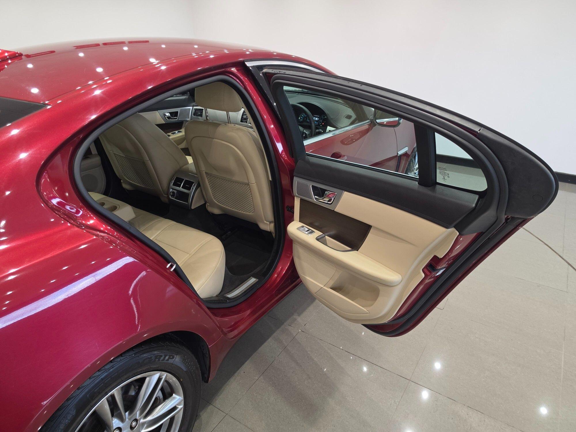 Jaguar XF view 48