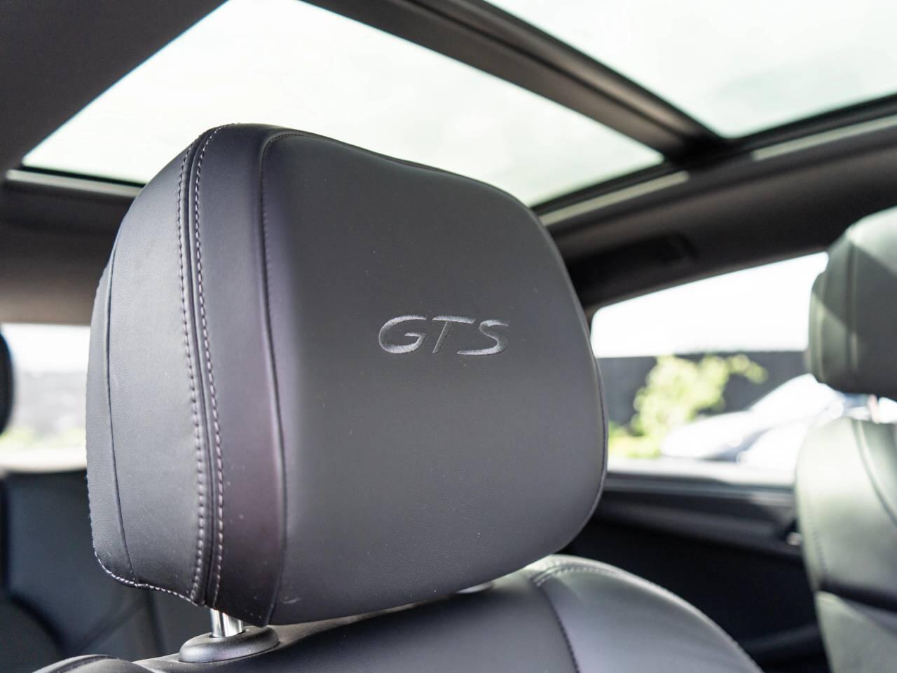 Porsche Macan view 41