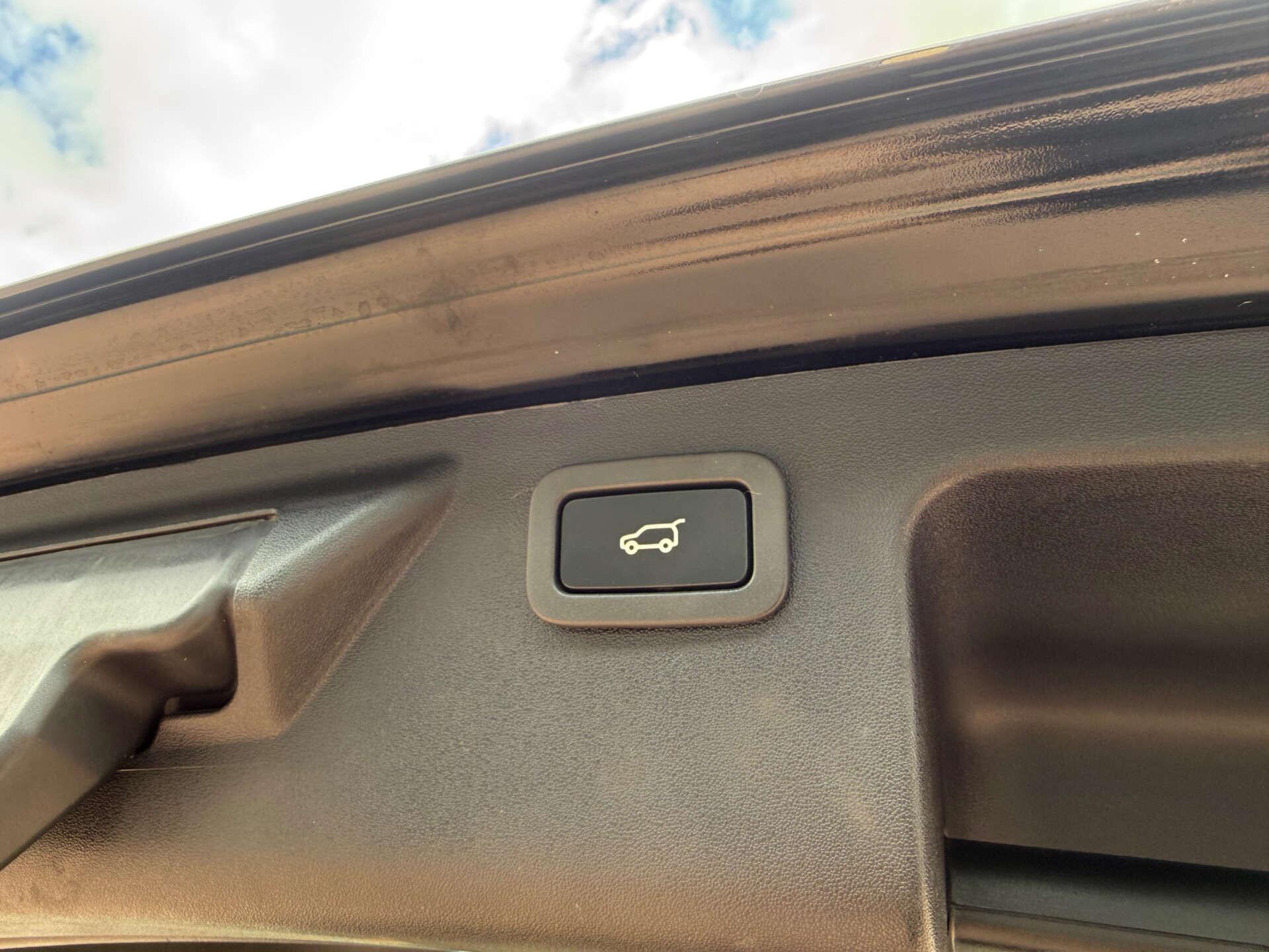 Land Rover Discovery Sport view 34