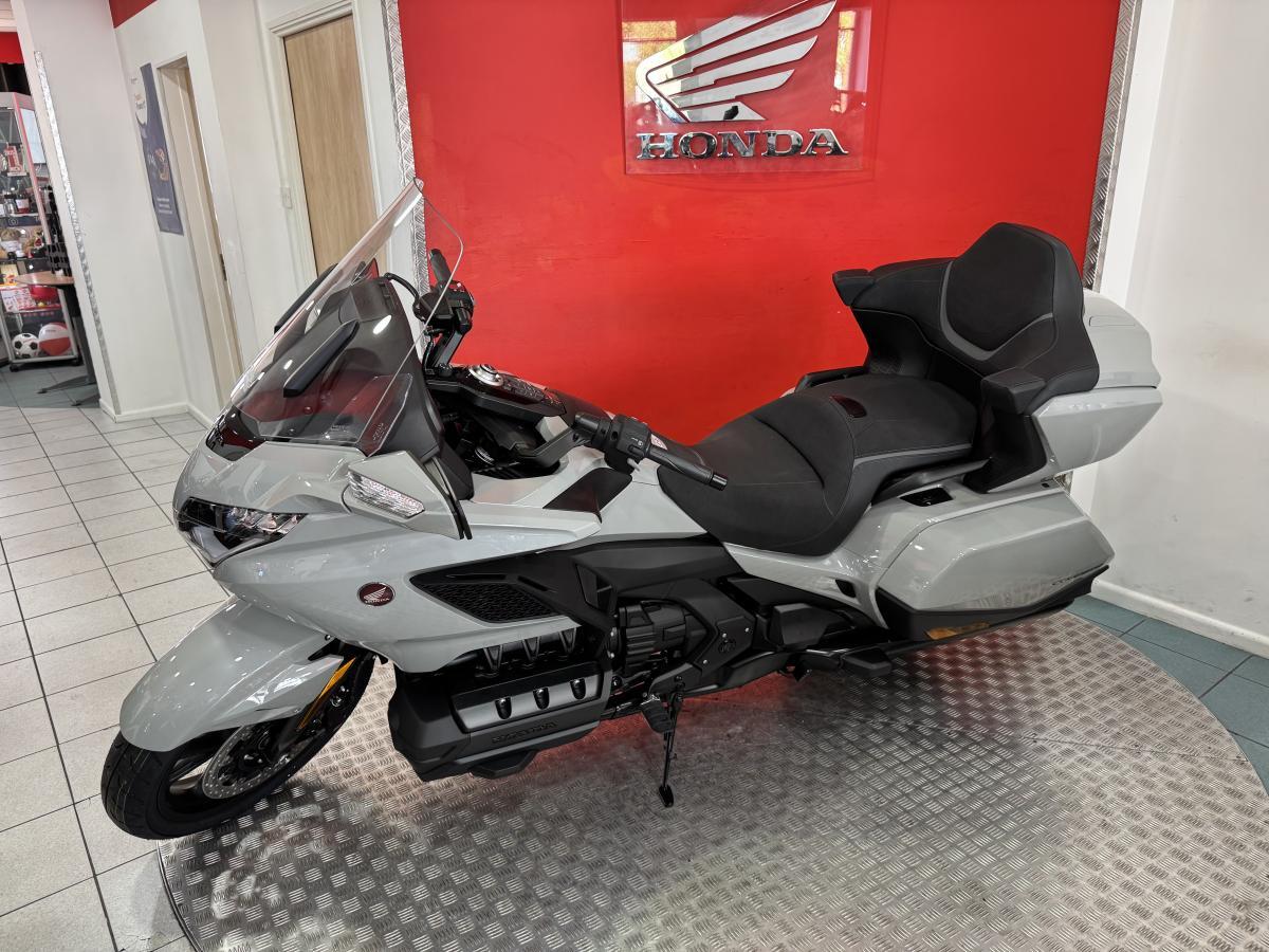 Honda GL1800 Gold Wing view 4