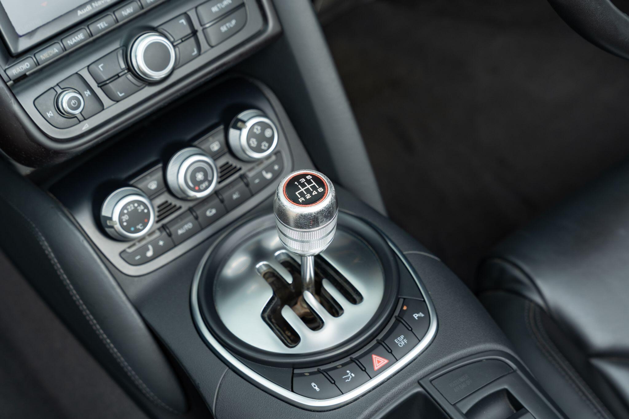 Audi R8 view 11