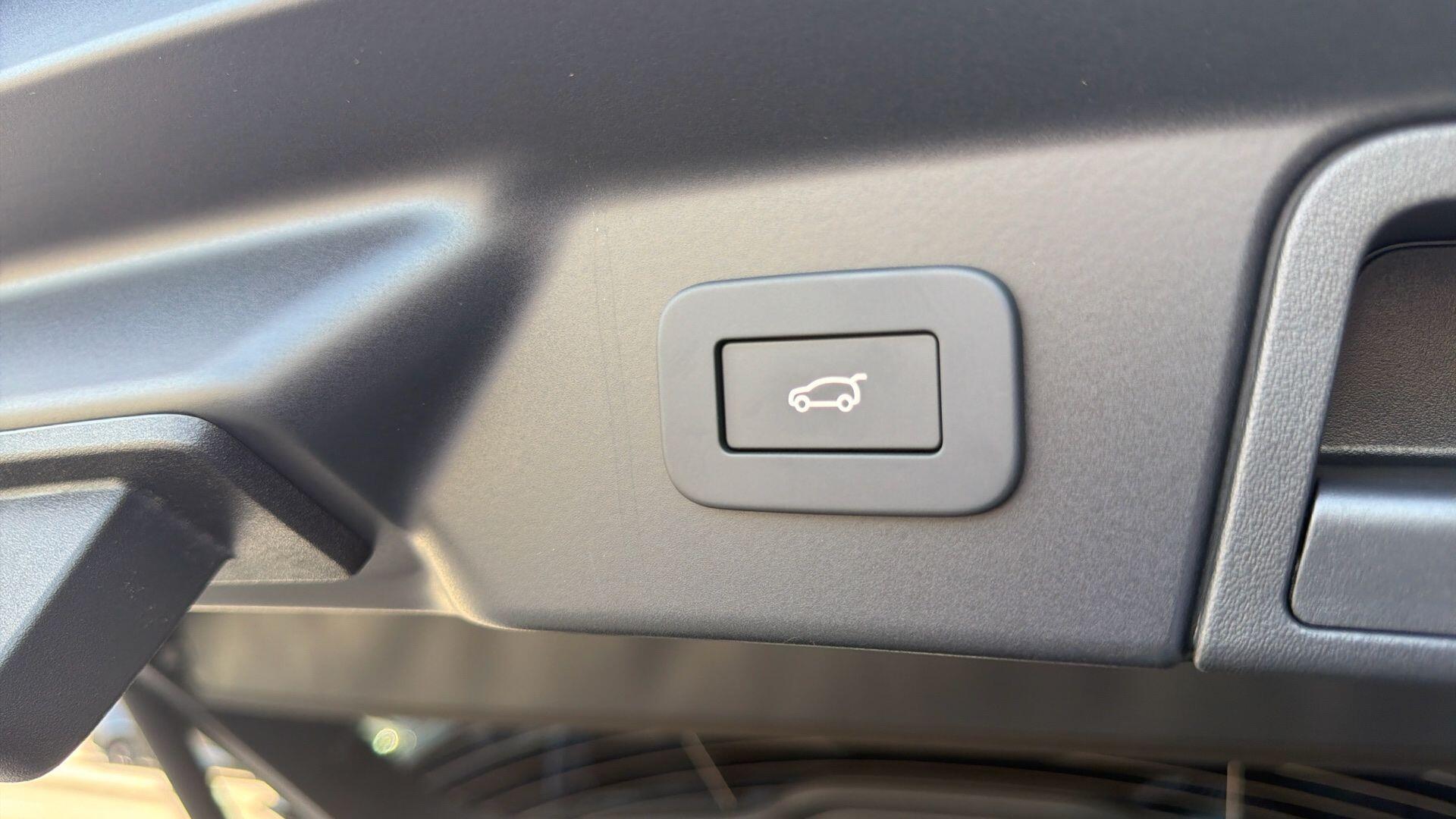Land Rover Range Rover Velar view 14