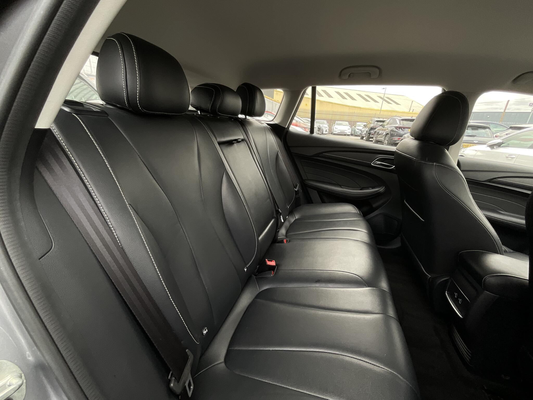 MG MG5 view 10