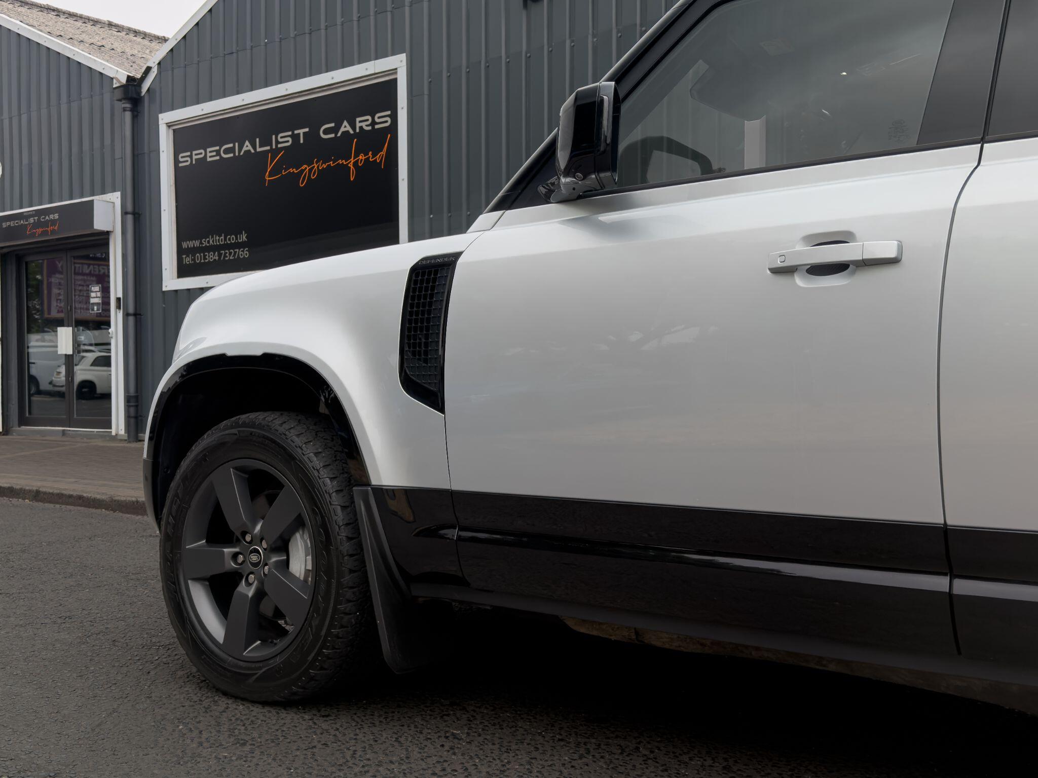Land Rover Defender 110 view 8