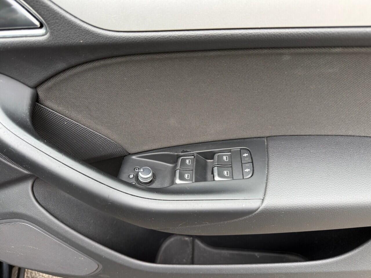 Audi Q3 view 12