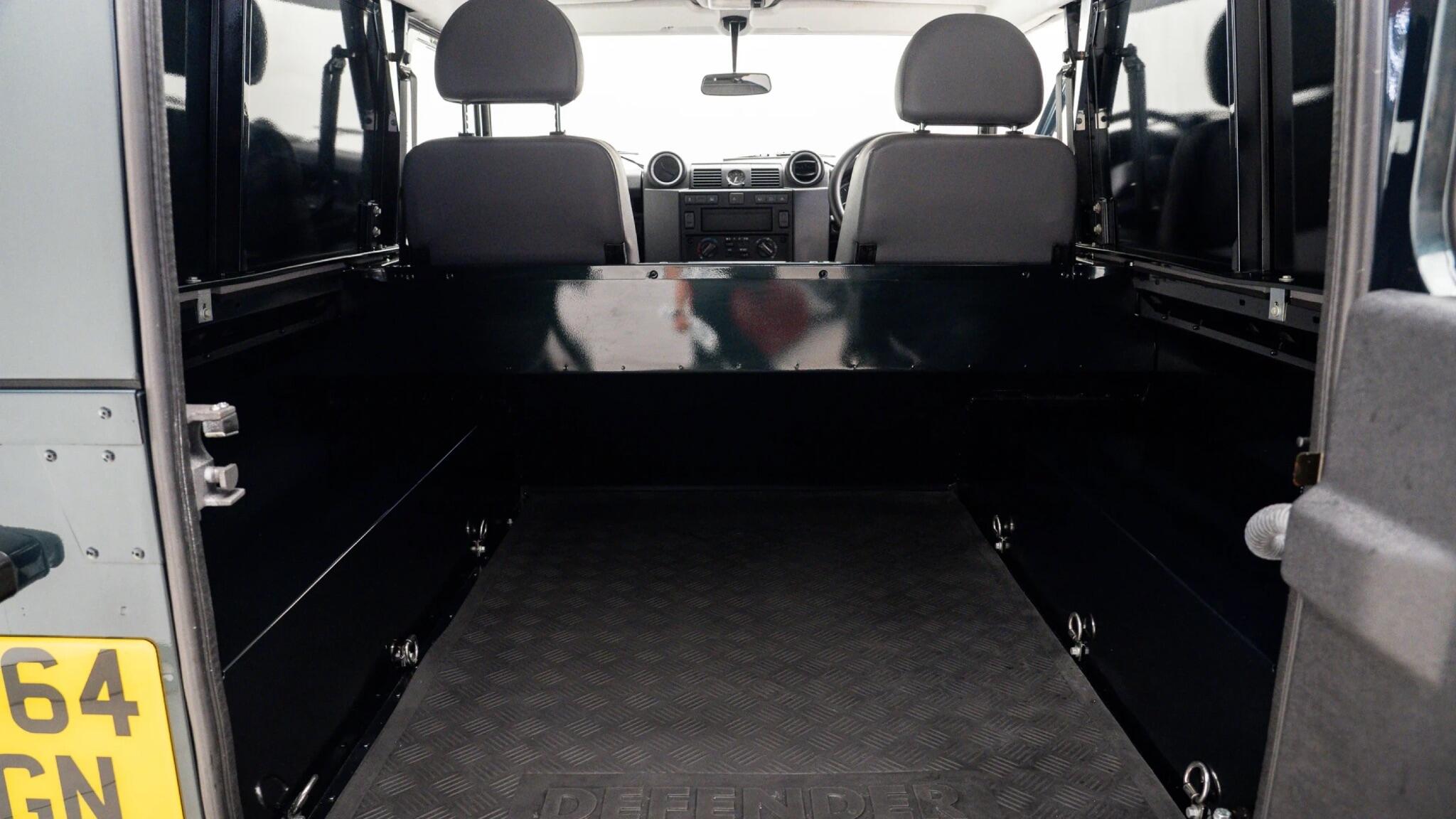 Land Rover Defender 90 view 16