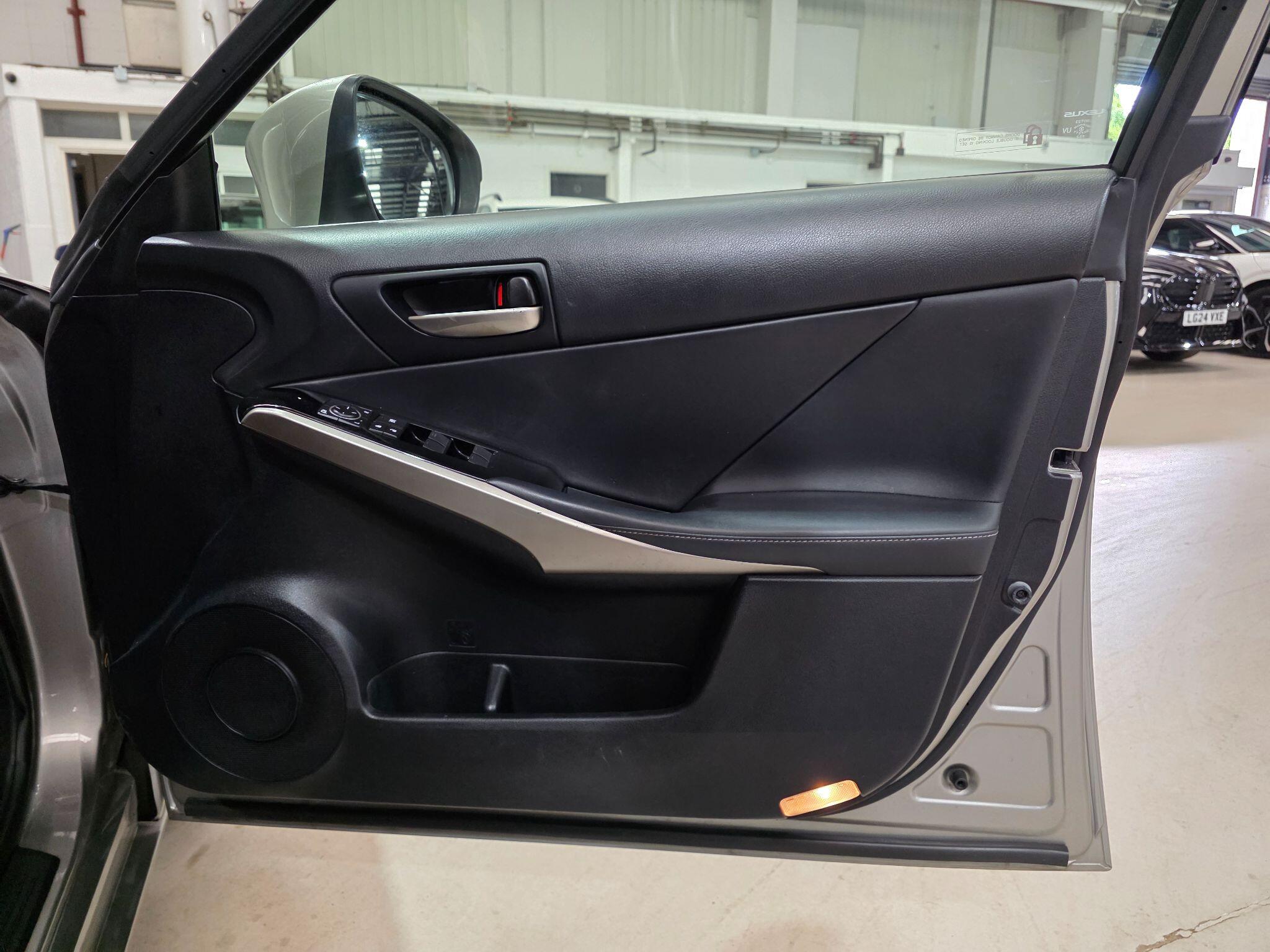 Lexus Is view 12