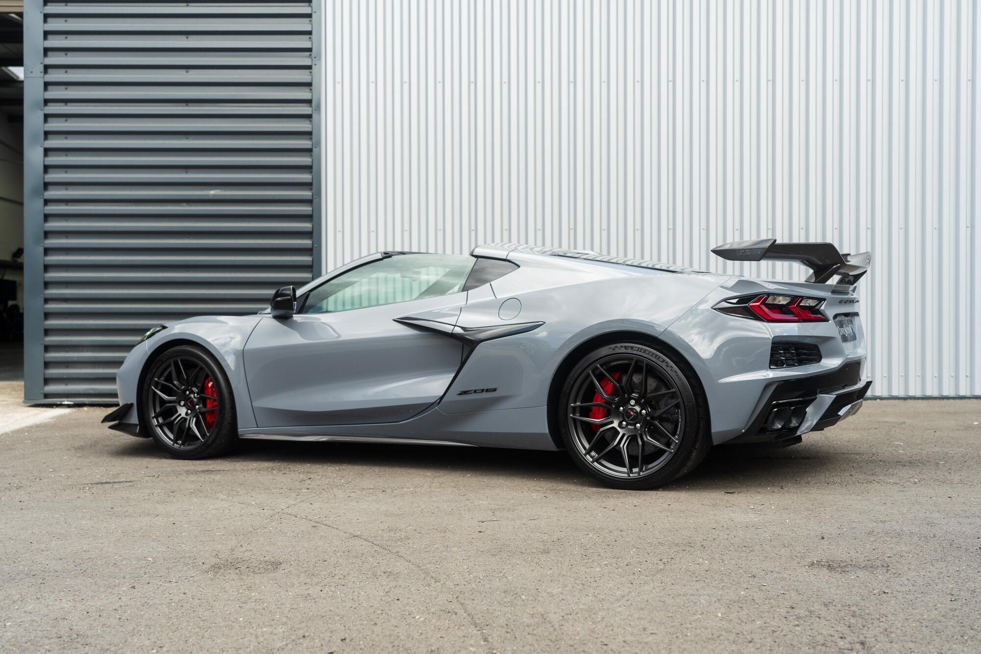 Chevrolet Corvette view 3