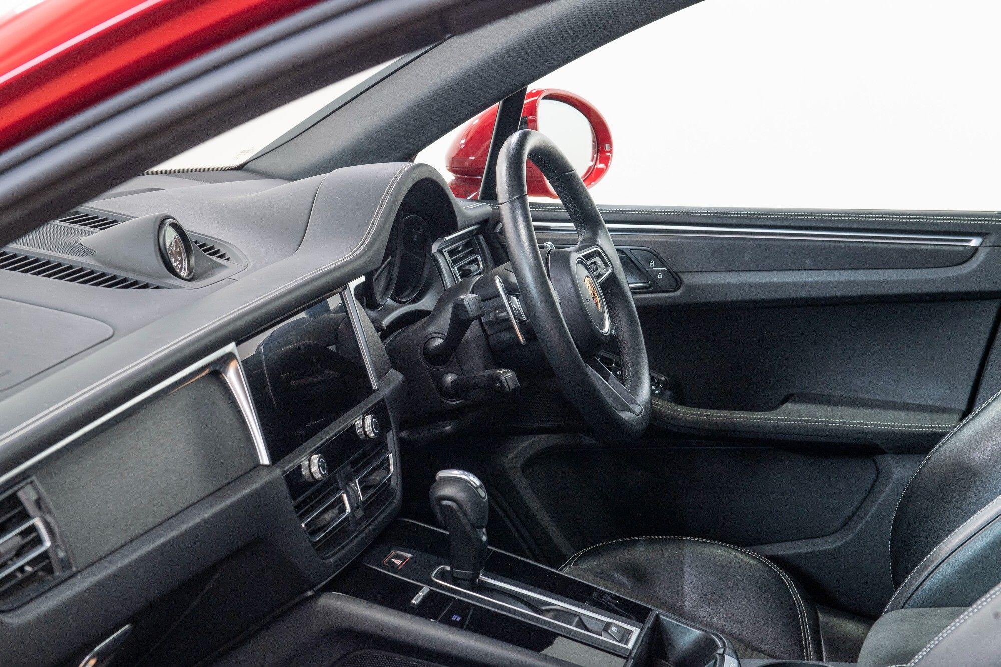 Porsche Macan view 31