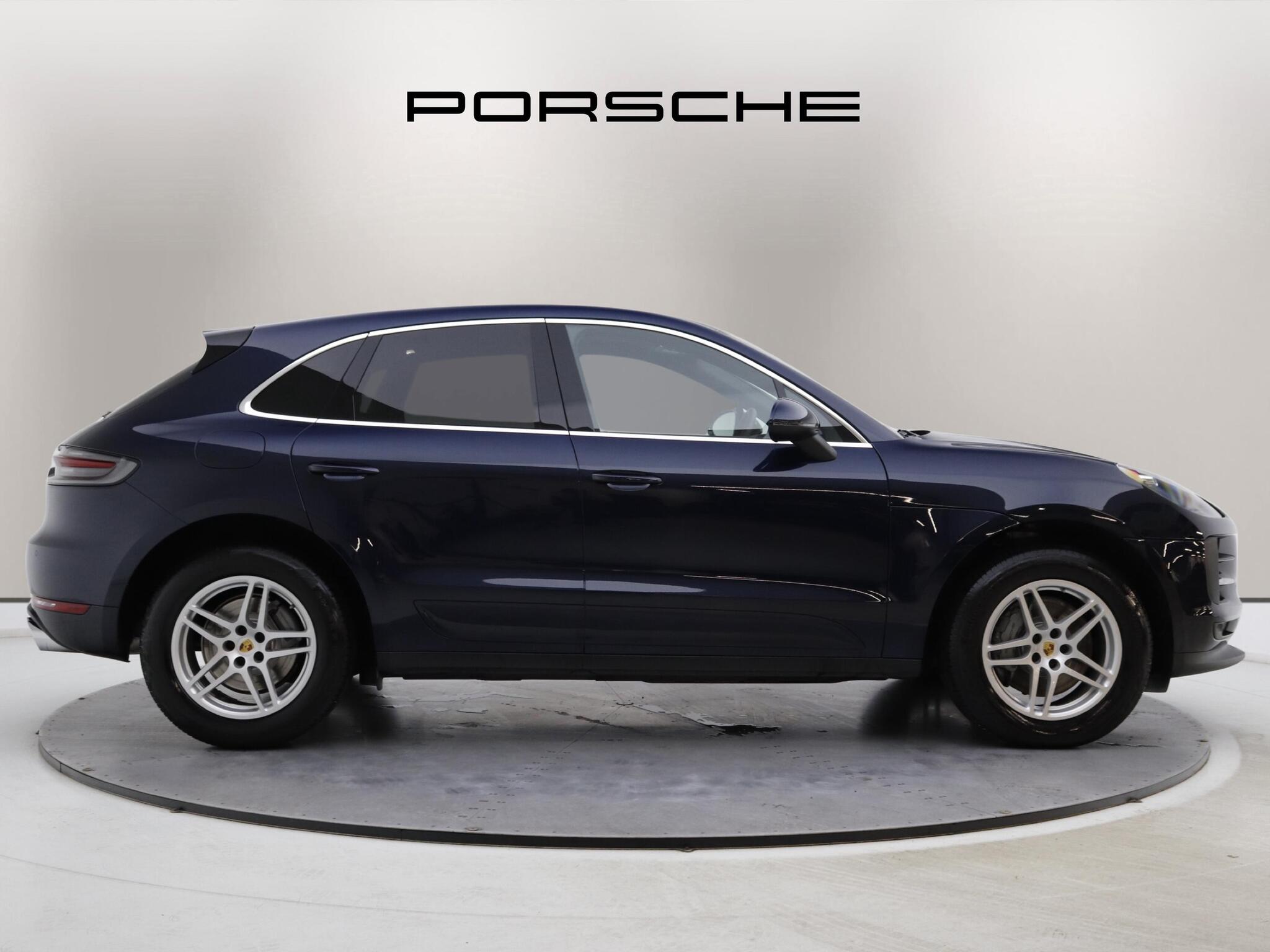 Porsche Macan view 3