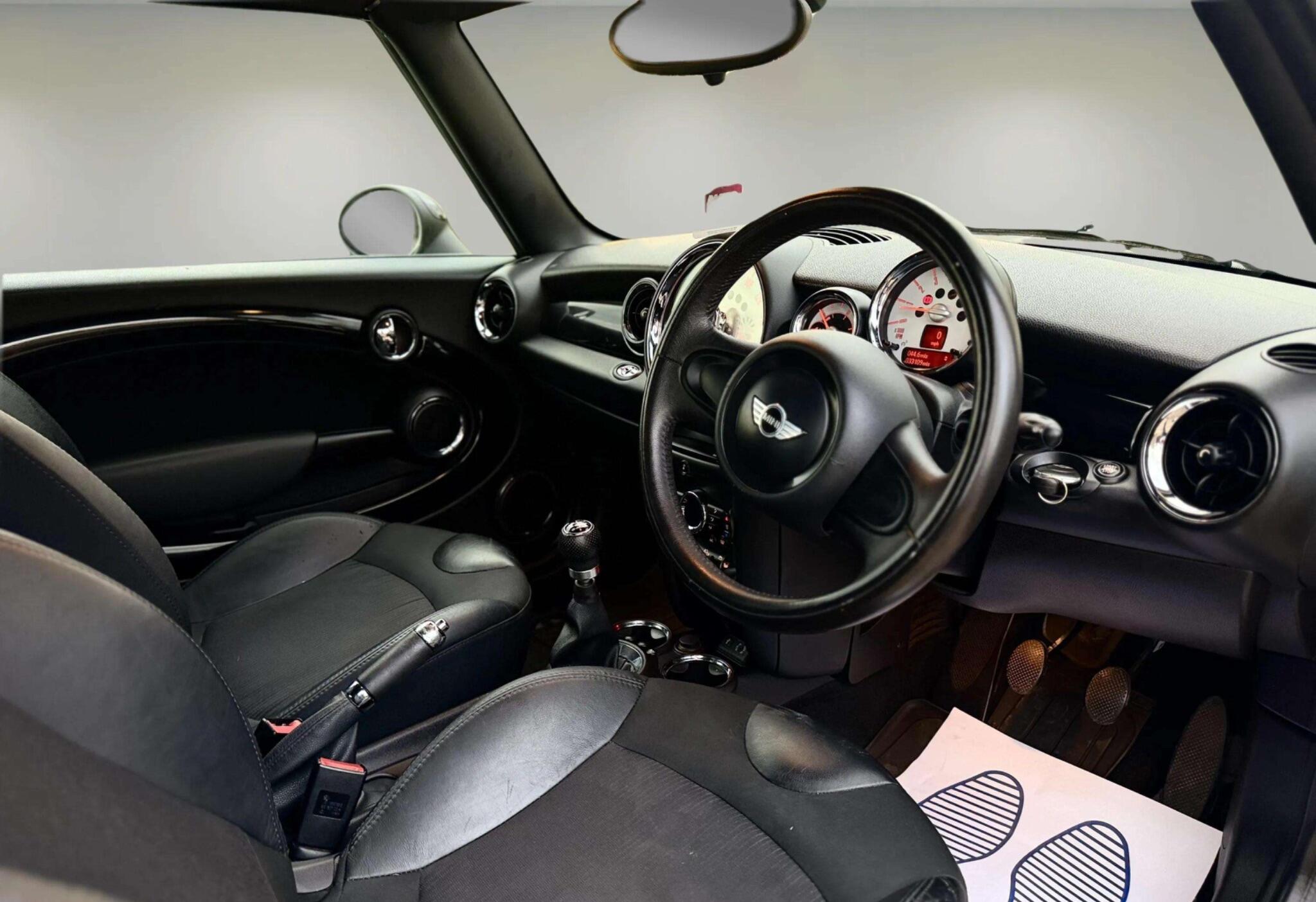 Mini Convertible view 38