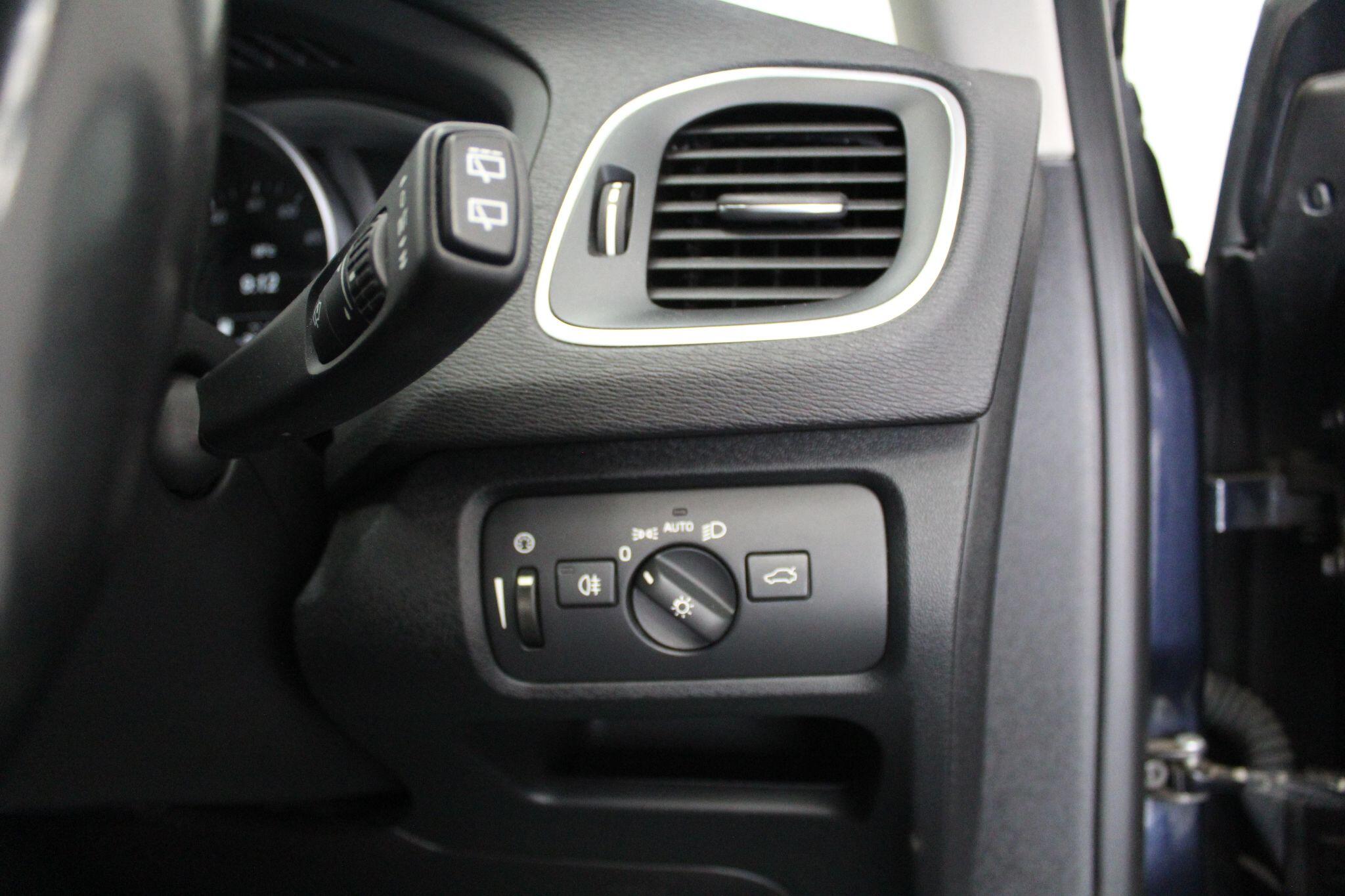 Volvo V40 Cross Country view 45