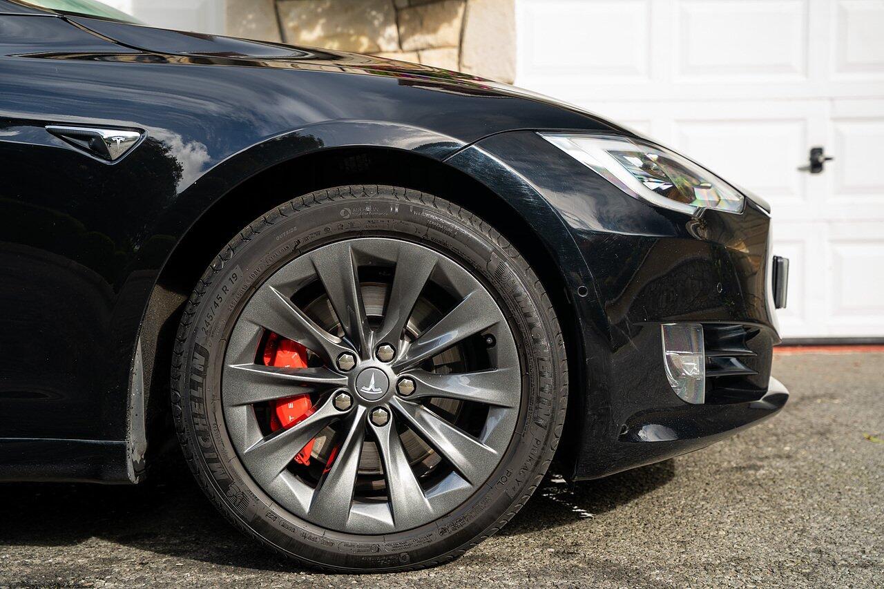 Tesla Model S view 4