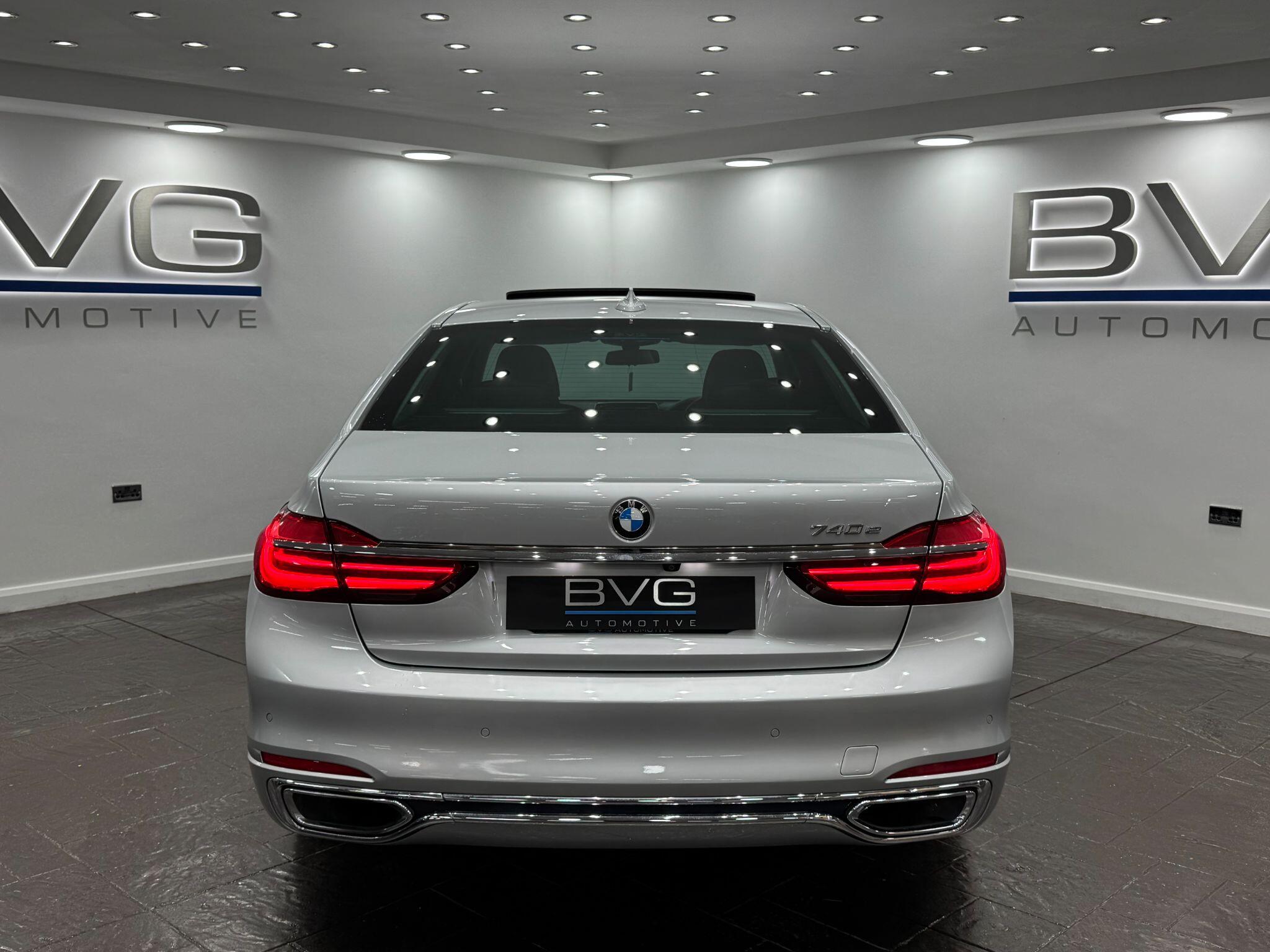 BMW 7 Series view 16