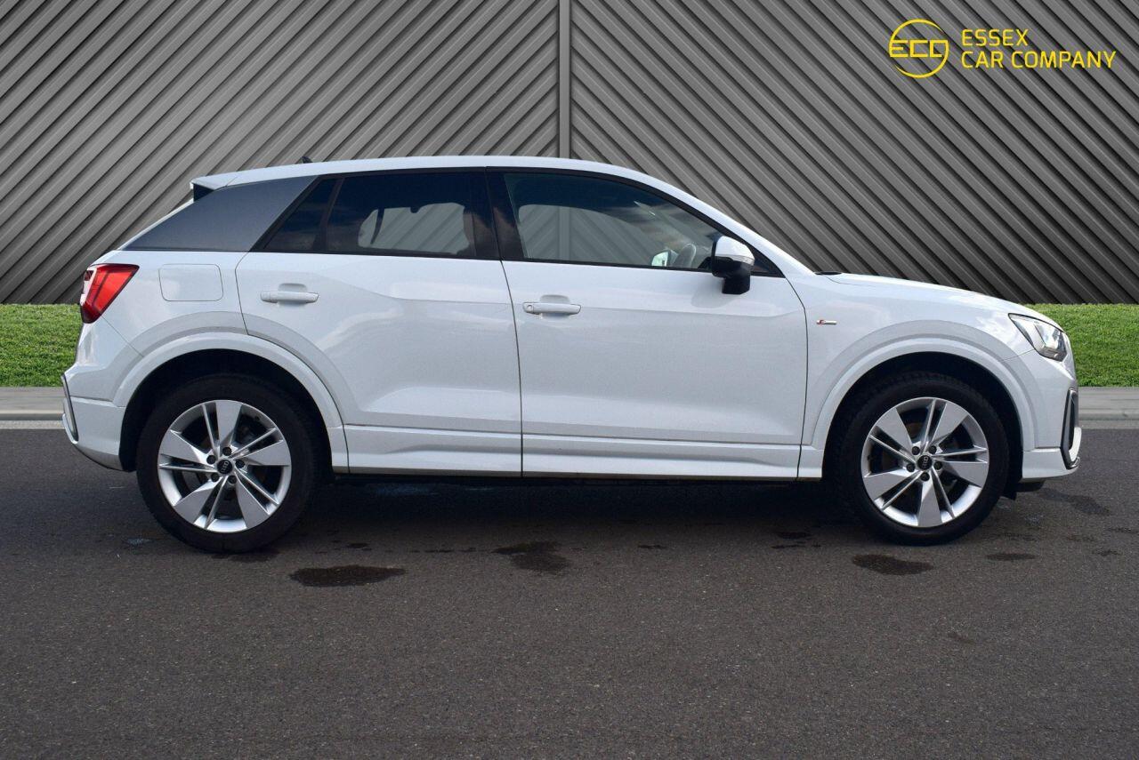 Audi Q2 view 8