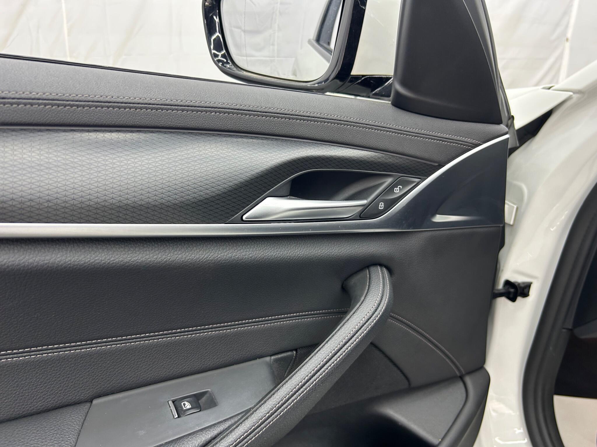 BMW 5 Series view 30