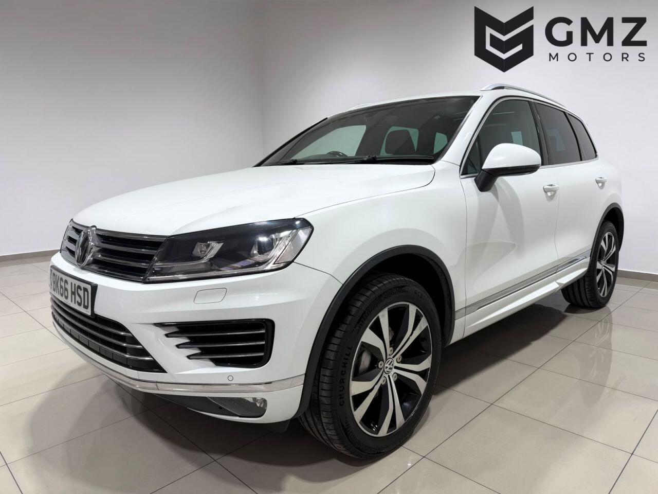 Volkswagen Touareg view 3