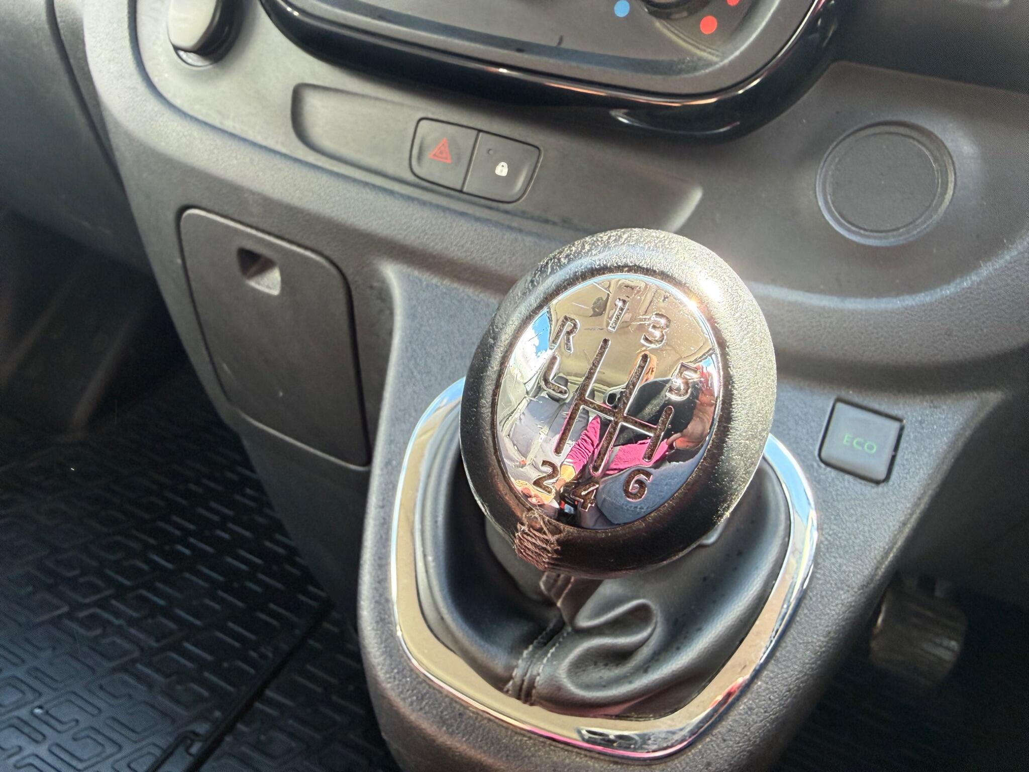 Vauxhall Vivaro 1.6 CDTi 2900 BiTurbo Sportive L1 H1 Euro 6 (s/s) 5dr — photo 34 of 98