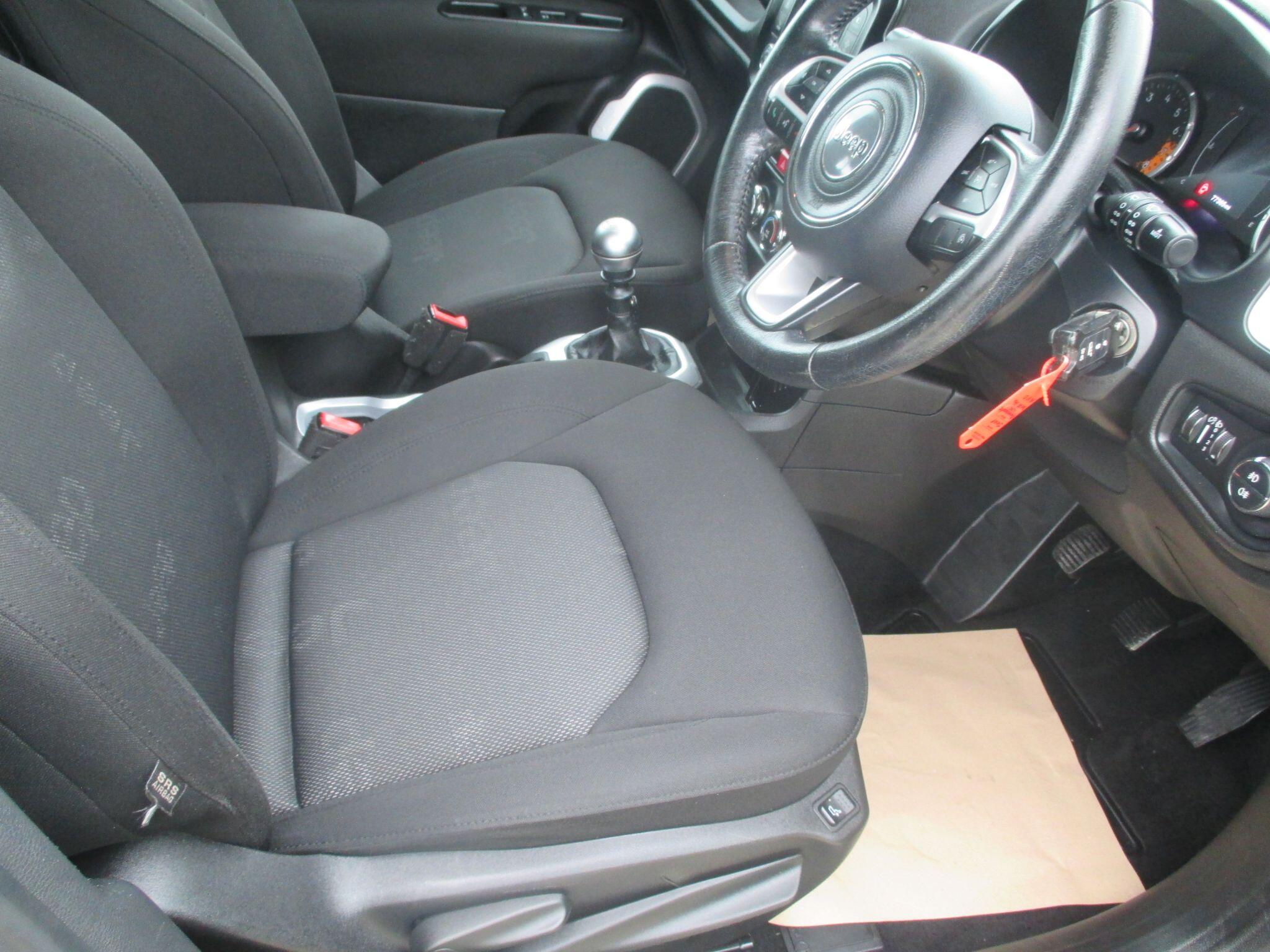 Jeep Renegade view 35