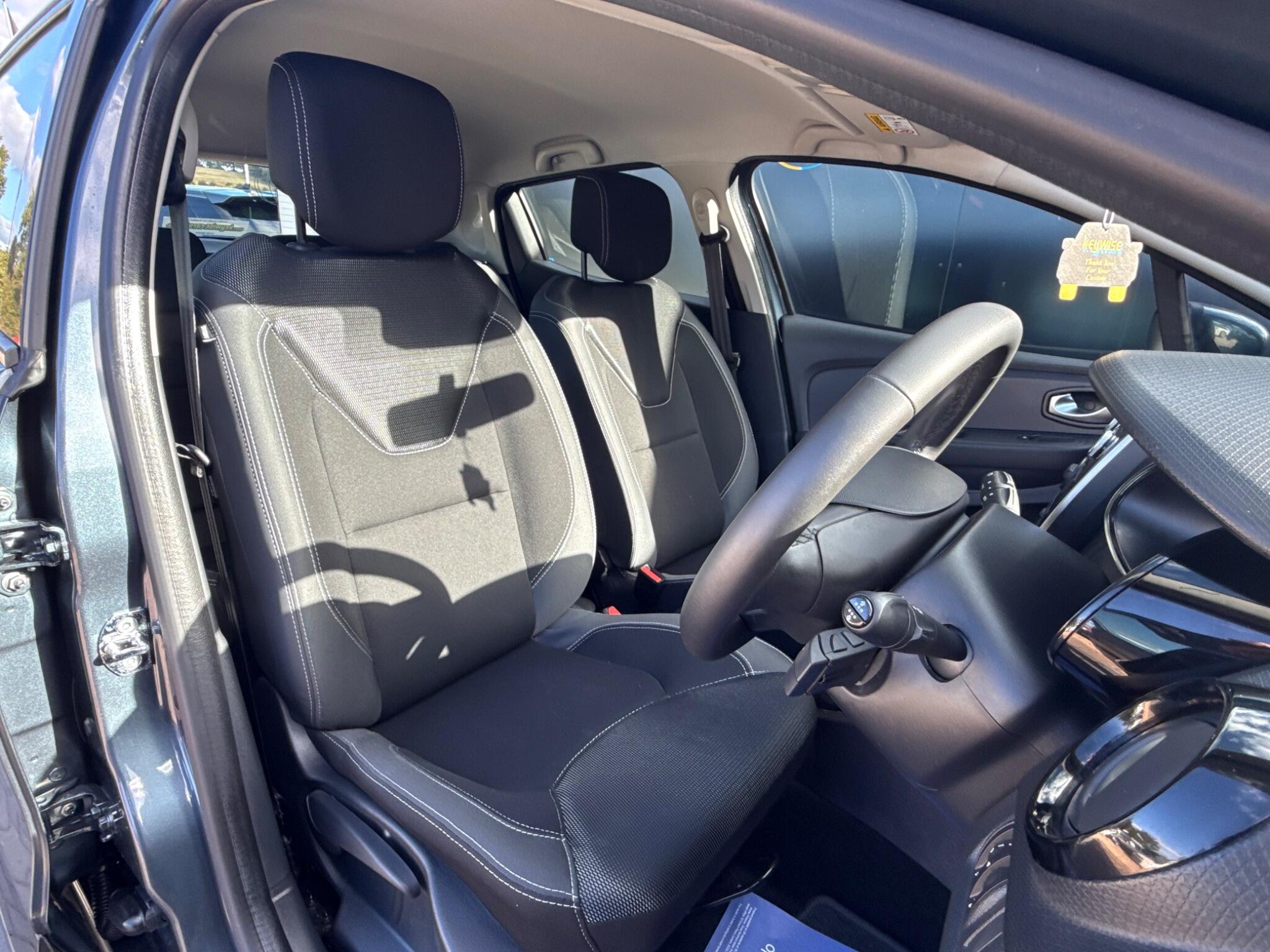 Renault Clio view 18