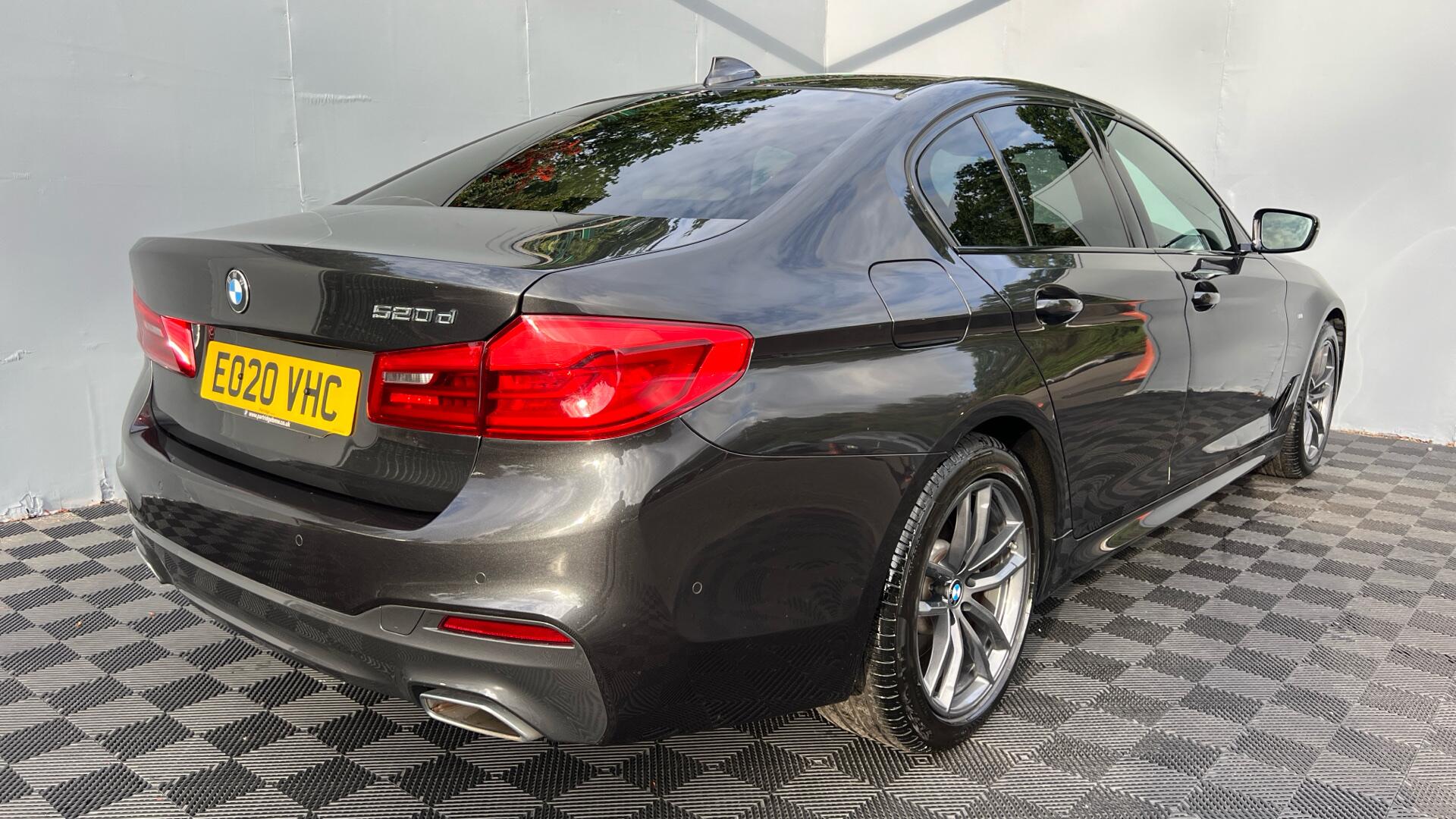 BMW 5 Series view 27