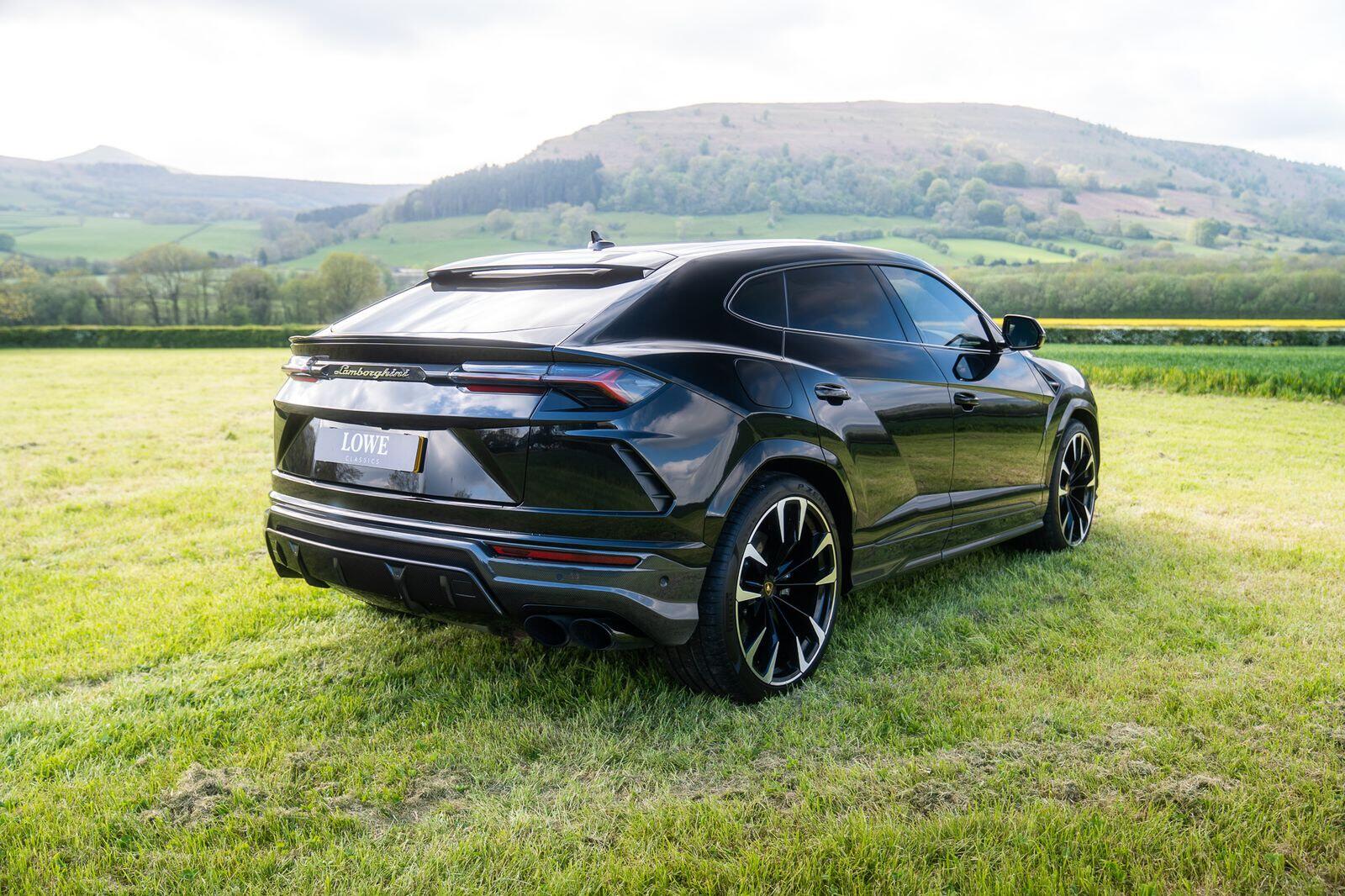 Lamborghini Urus view 5