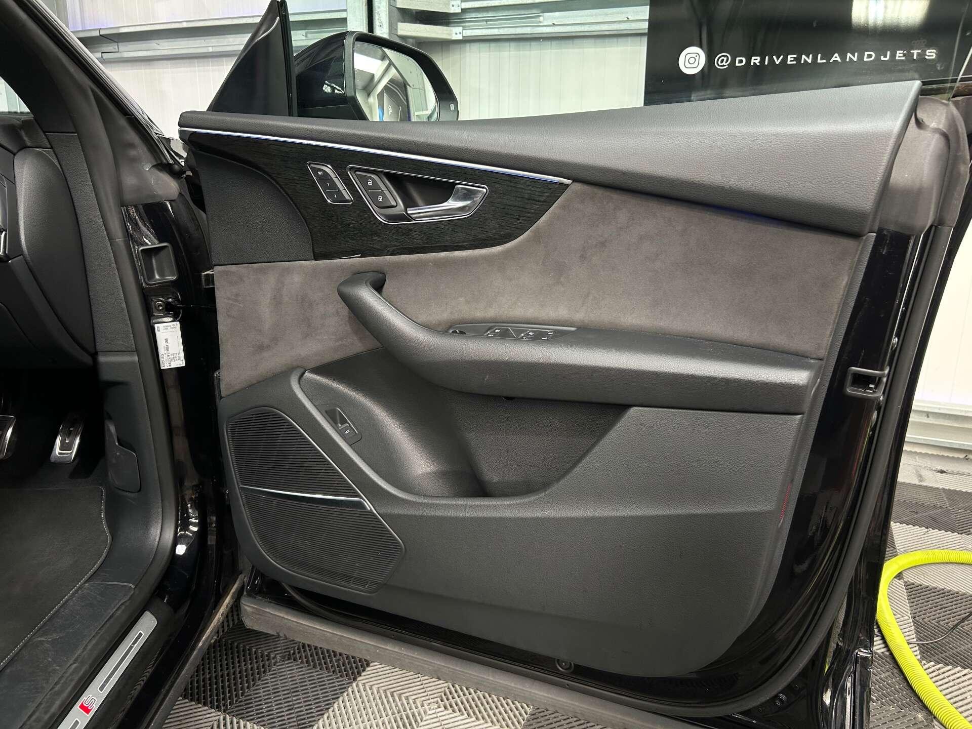 Audi Q8 view 35