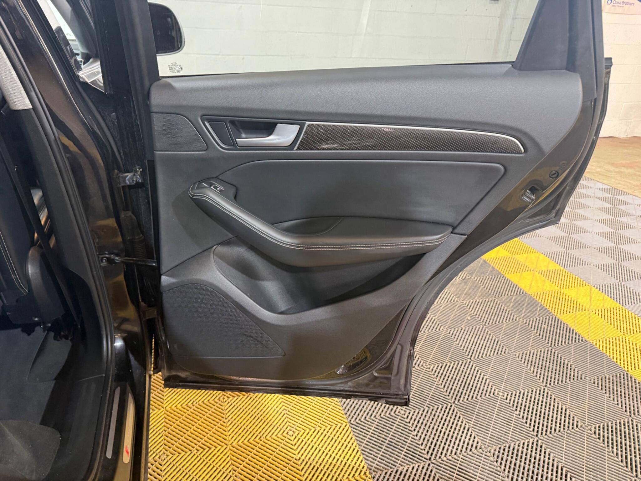 Audi SQ5 view 45