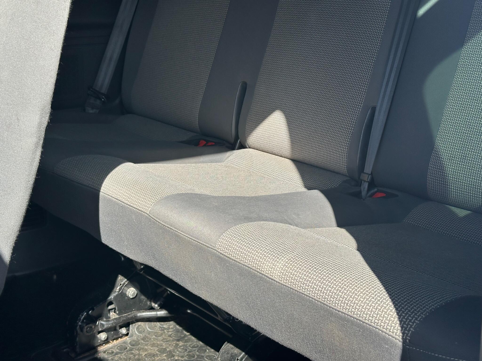 Volkswagen Transporter view 14