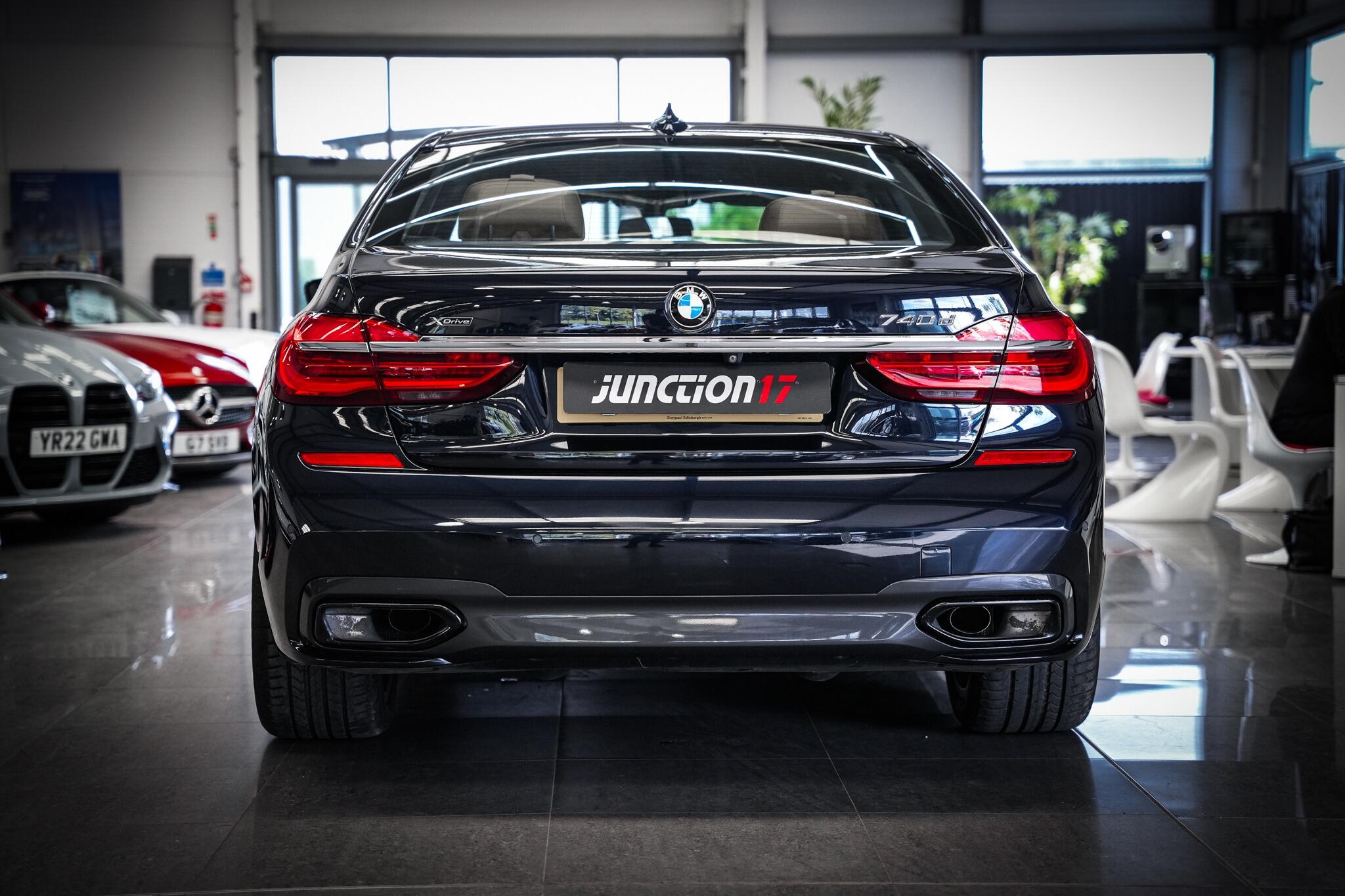 BMW 7 Series view 14