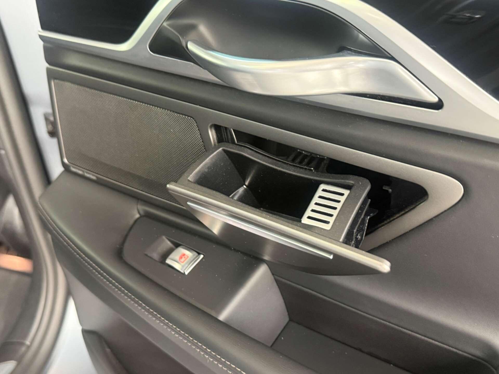 BMW 7 Series view 21